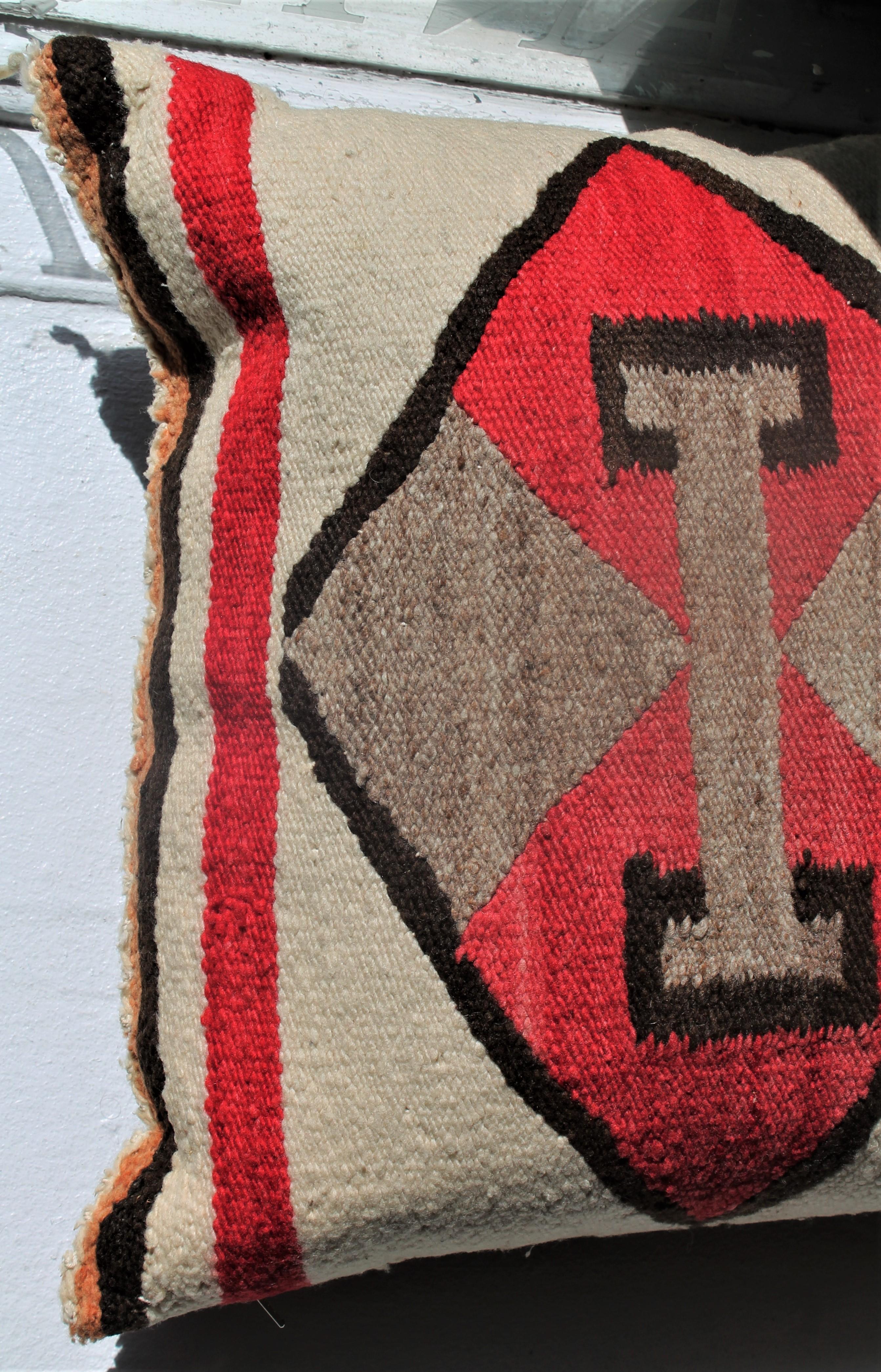 Vibrant Double T's Navajo Indian Weaving Kissen (Handgewebt) im Angebot