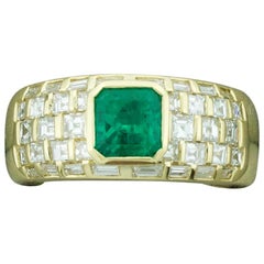 Vibrant Emerald and Diamond Ring in 18 Karat Yellow Gold