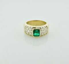 Vibrant Emerald and Diamond Ring in 18 Karat Yellow Gold