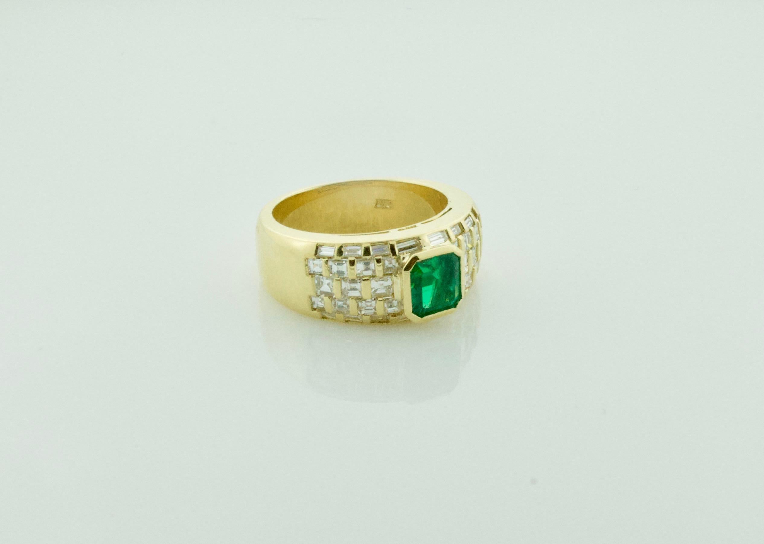 Modern Vibrant Emerald and Diamond Ring in 18 Karat Yellow Gold For Sale