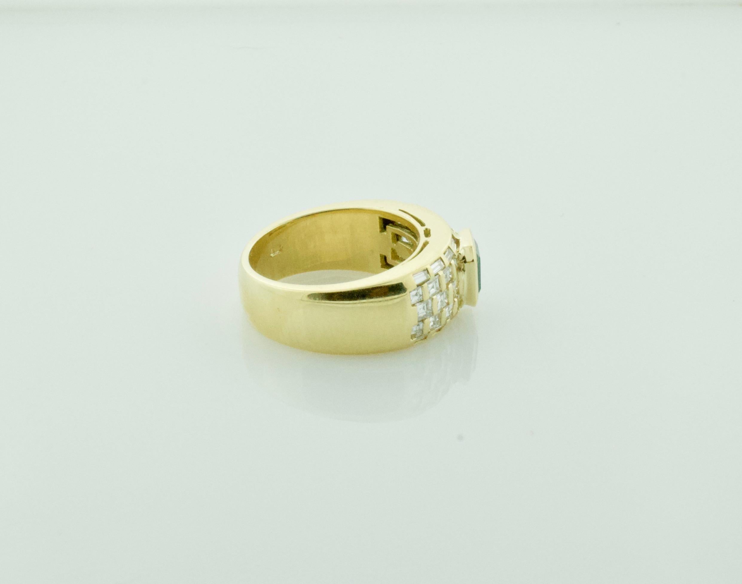 Ring mit lebhaftem Smaragd und Diamant aus 18 Karat Gelbgold (Carréeschliff) im Angebot
