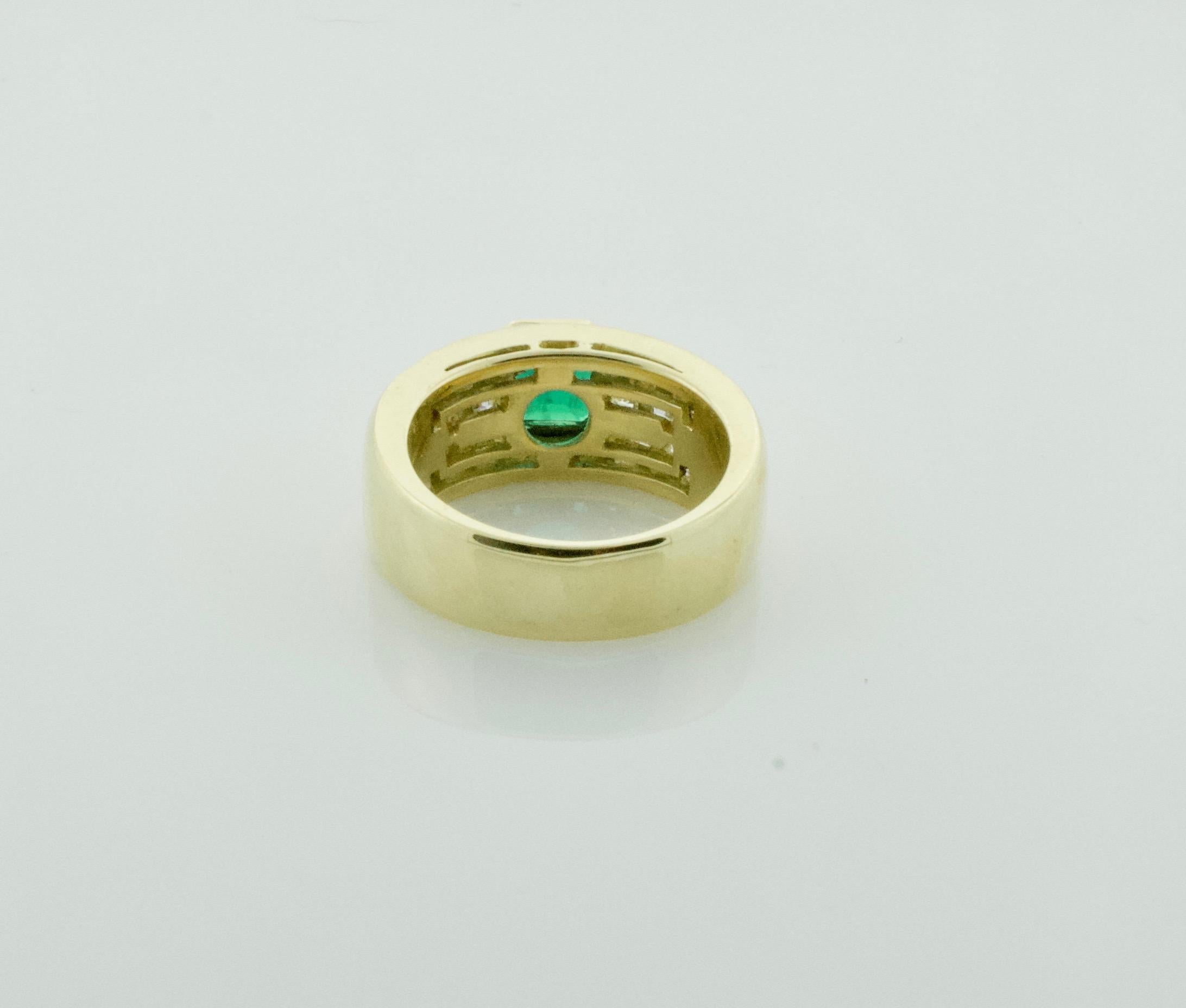 Vibrant Emerald and Diamond Ring in 18 Karat Yellow Gold In Excellent Condition For Sale In Wailea, HI