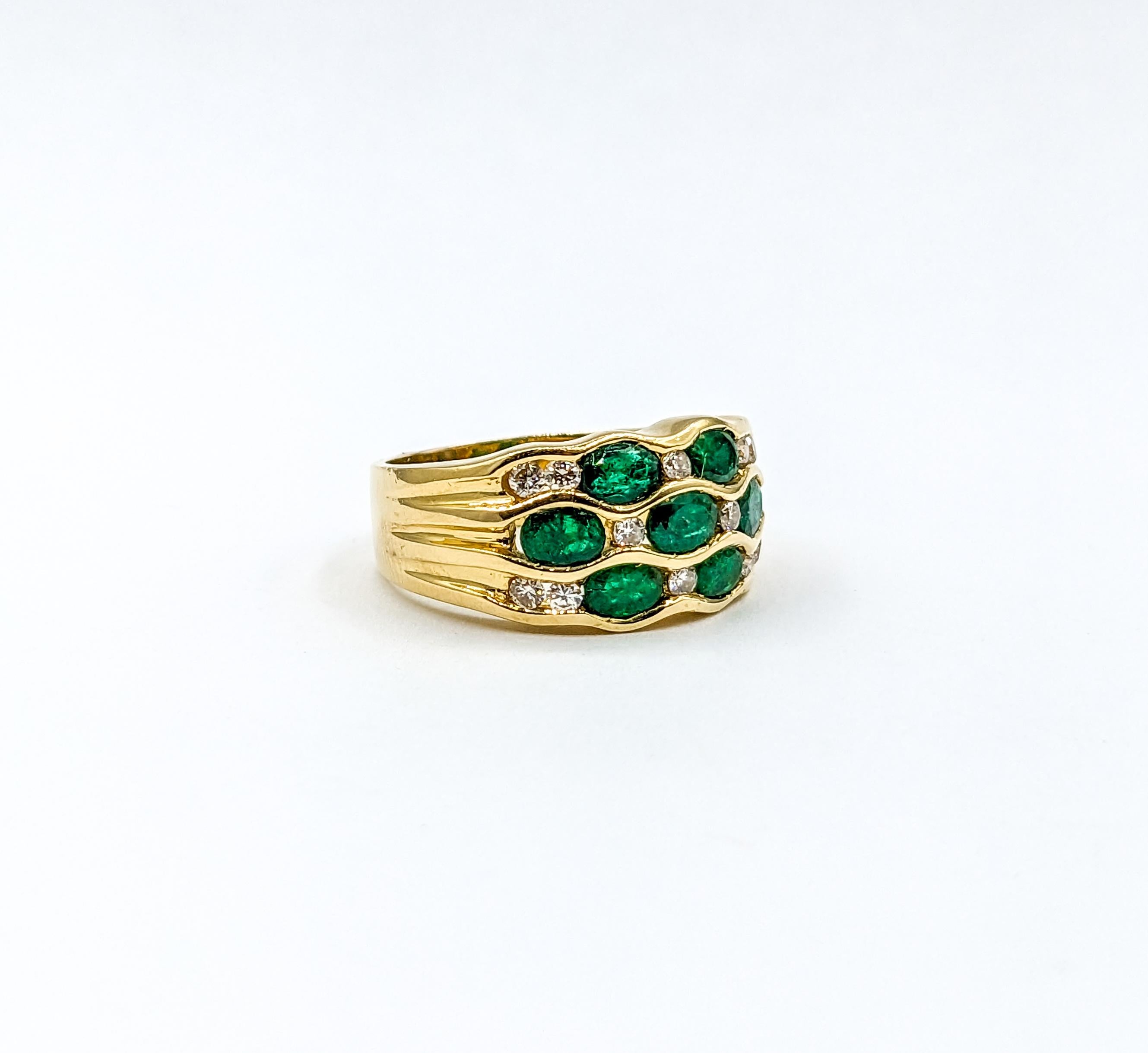 Vibrant Emerald & Diamond Band Ring in 18k Gold In Good Condition In Bloomington, MN