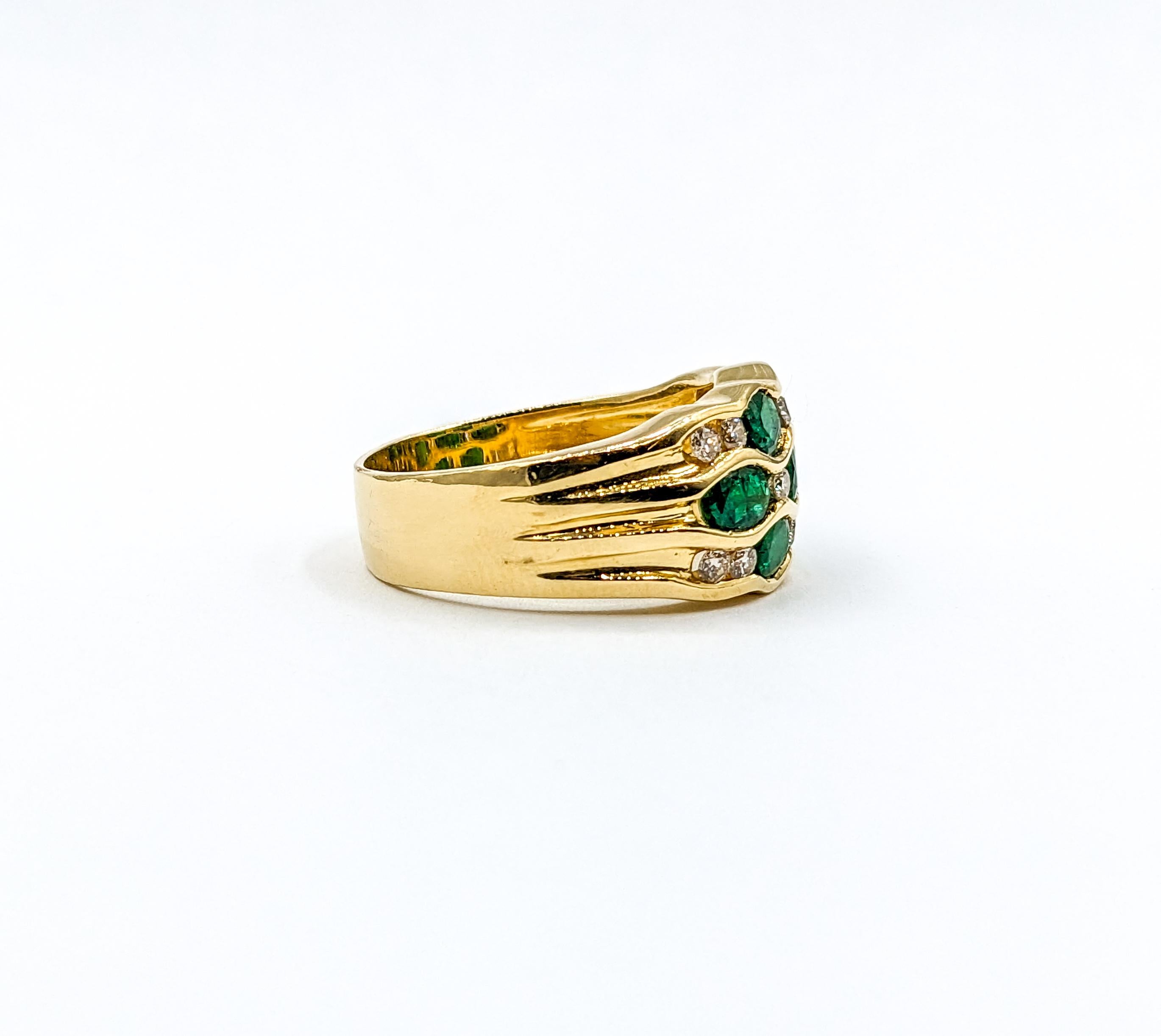Women's Vibrant Emerald & Diamond Band Ring in 18k Gold