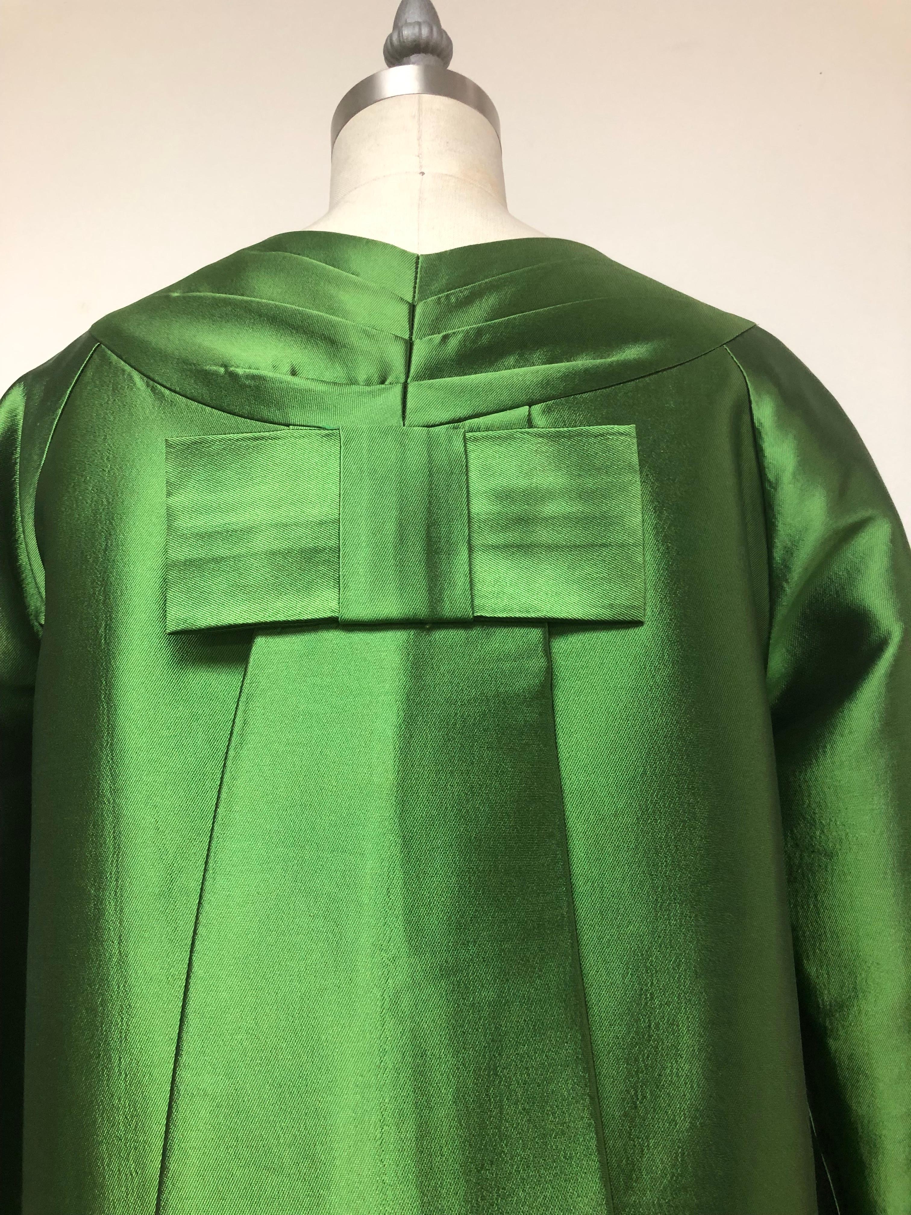  Vibrant Emerald Silk Opera Coat with Pleat Back and Charming Bow  In Excellent Condition In Los Angeles, CA