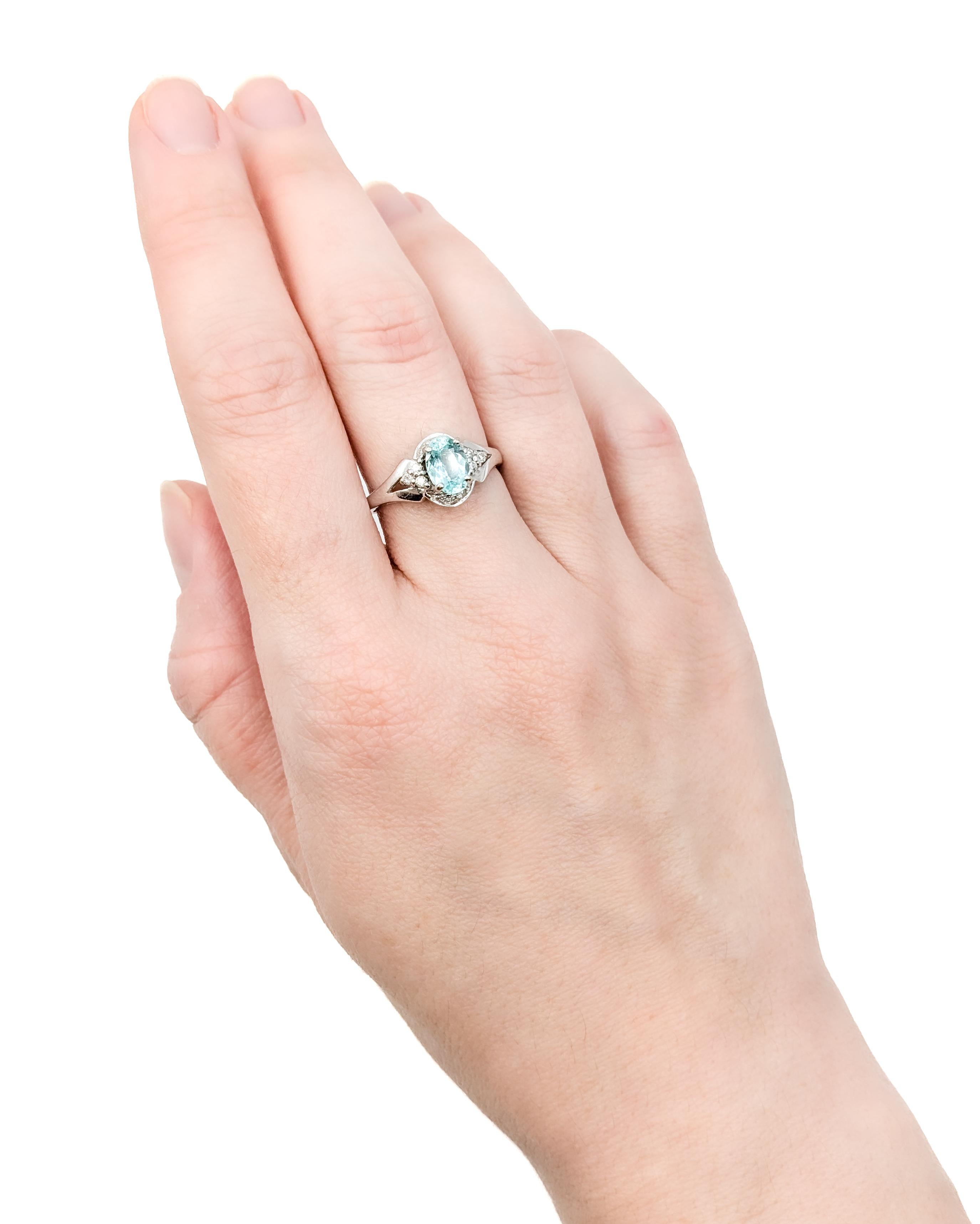 Vieille bague en or blanc 18 carats, tourmaline Paraiba et diamants certifiés GIA en vente 8