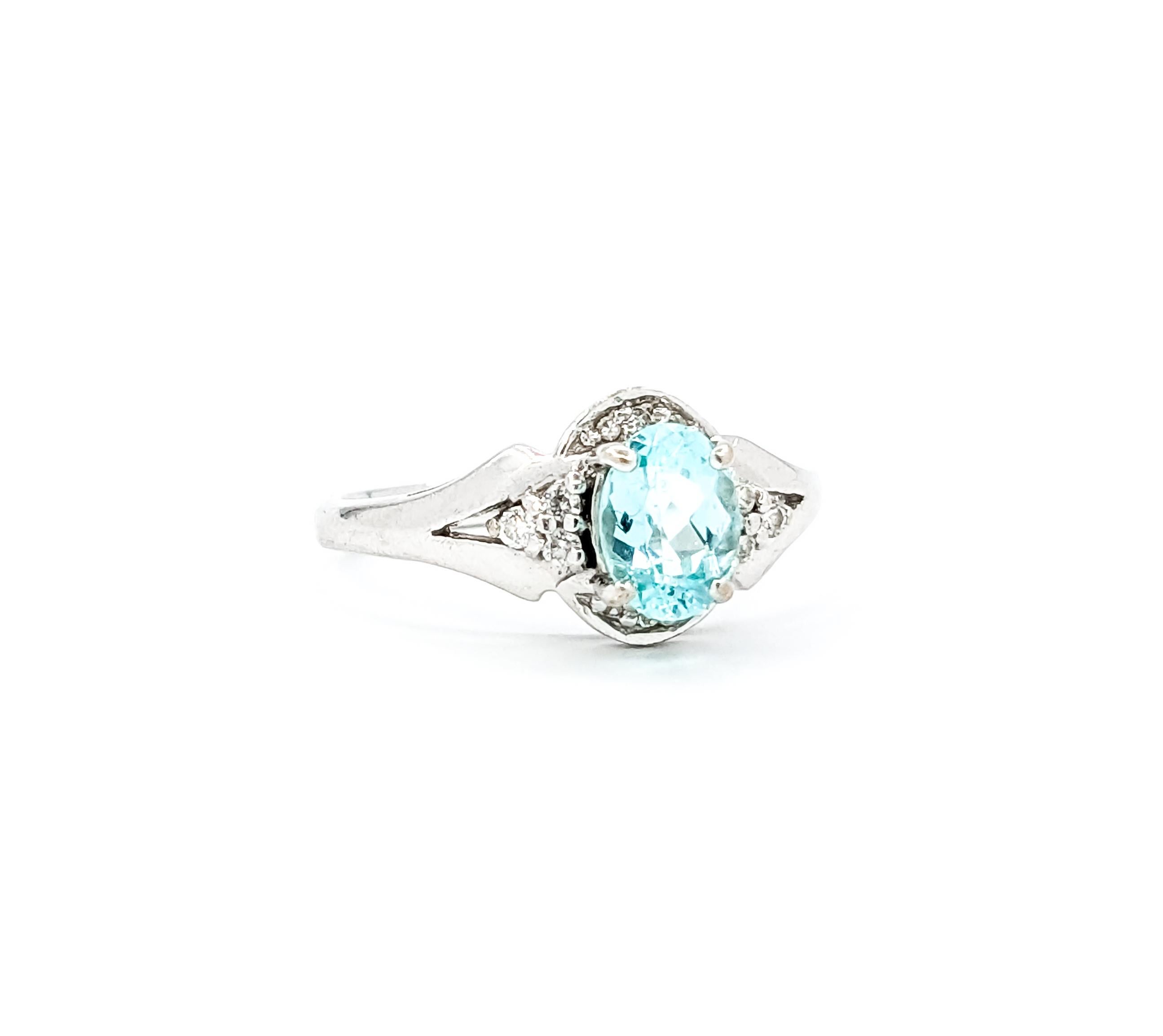 Taille ovale Vieille bague en or blanc 18 carats, tourmaline Paraiba et diamants certifiés GIA en vente
