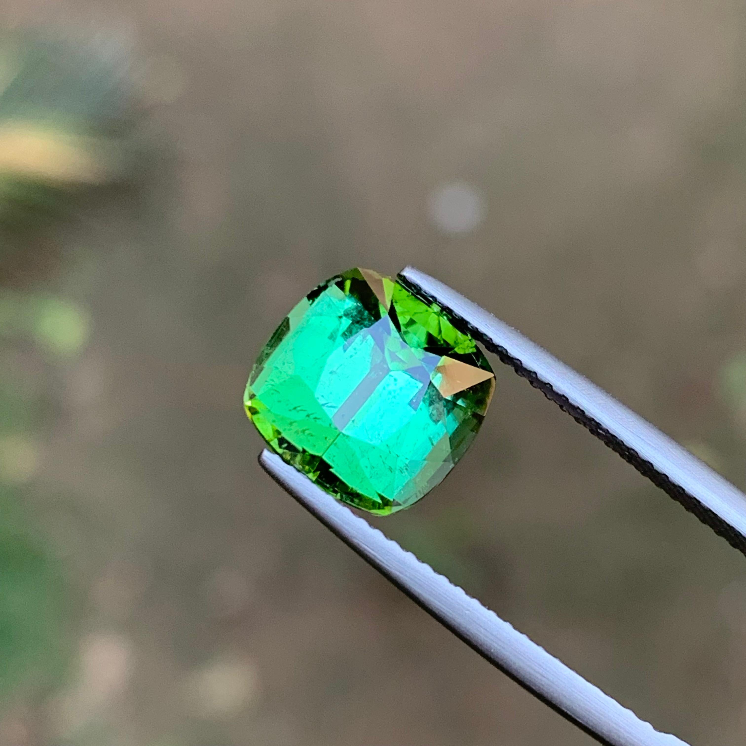 Pierre précieuse tourmaline naturelle de 5,45 carats, taille coussin, vert vif et brun bleuté  Bague en vente 4