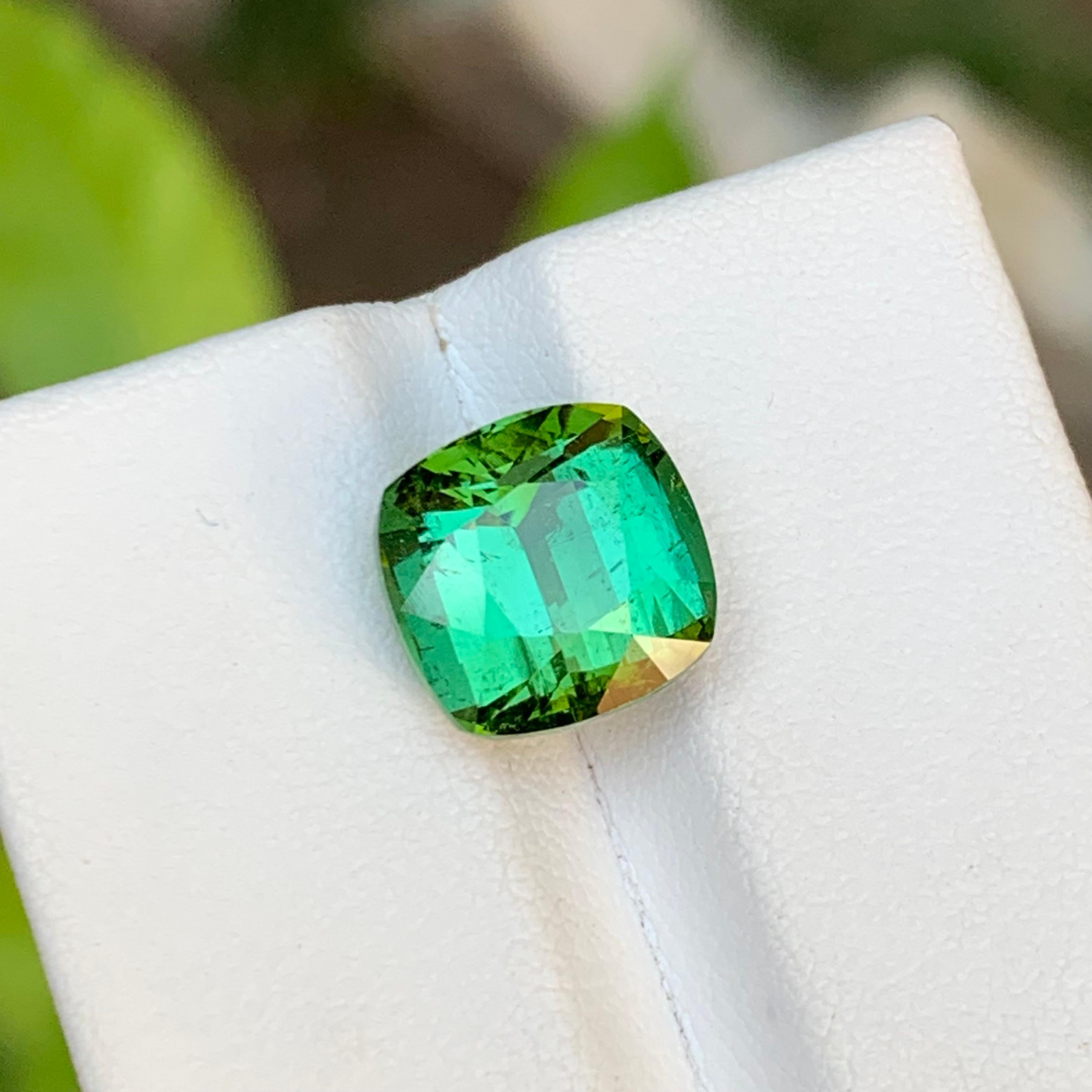 💎 TYPE DE PIERRE PRÉCIEUSE : Tourmaline
⚖️ POIDS : 5.45 Carats
🪚 SHAPE & CUT : Coupe coussin
📏 TAILLE (MM) : 9,68 x 9,98 x 7,57
🌈 COLOR : Green
🔎 CLARITÉ : Légèrement incluse 
🧪 TRAITEMENT : Aucun (100% Naturel)
🌍 ORIGINE : Afghanistan 
💳