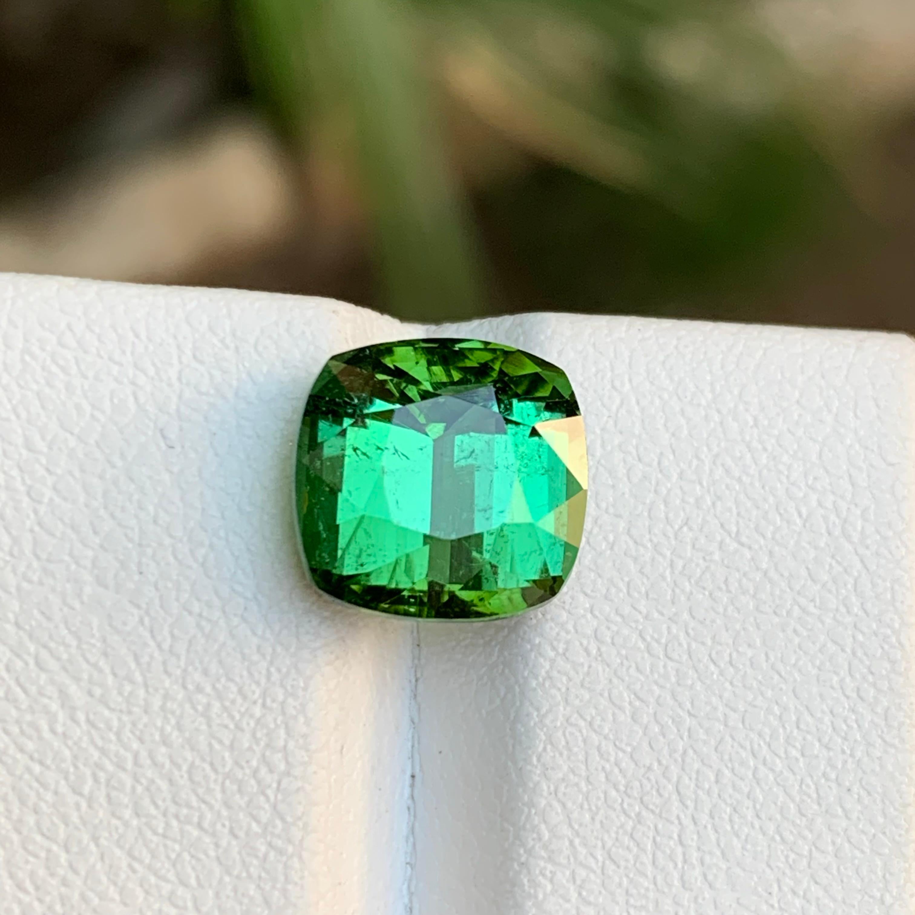 Contemporain Pierre précieuse tourmaline naturelle de 5,45 carats, taille coussin, vert vif et brun bleuté  Bague en vente