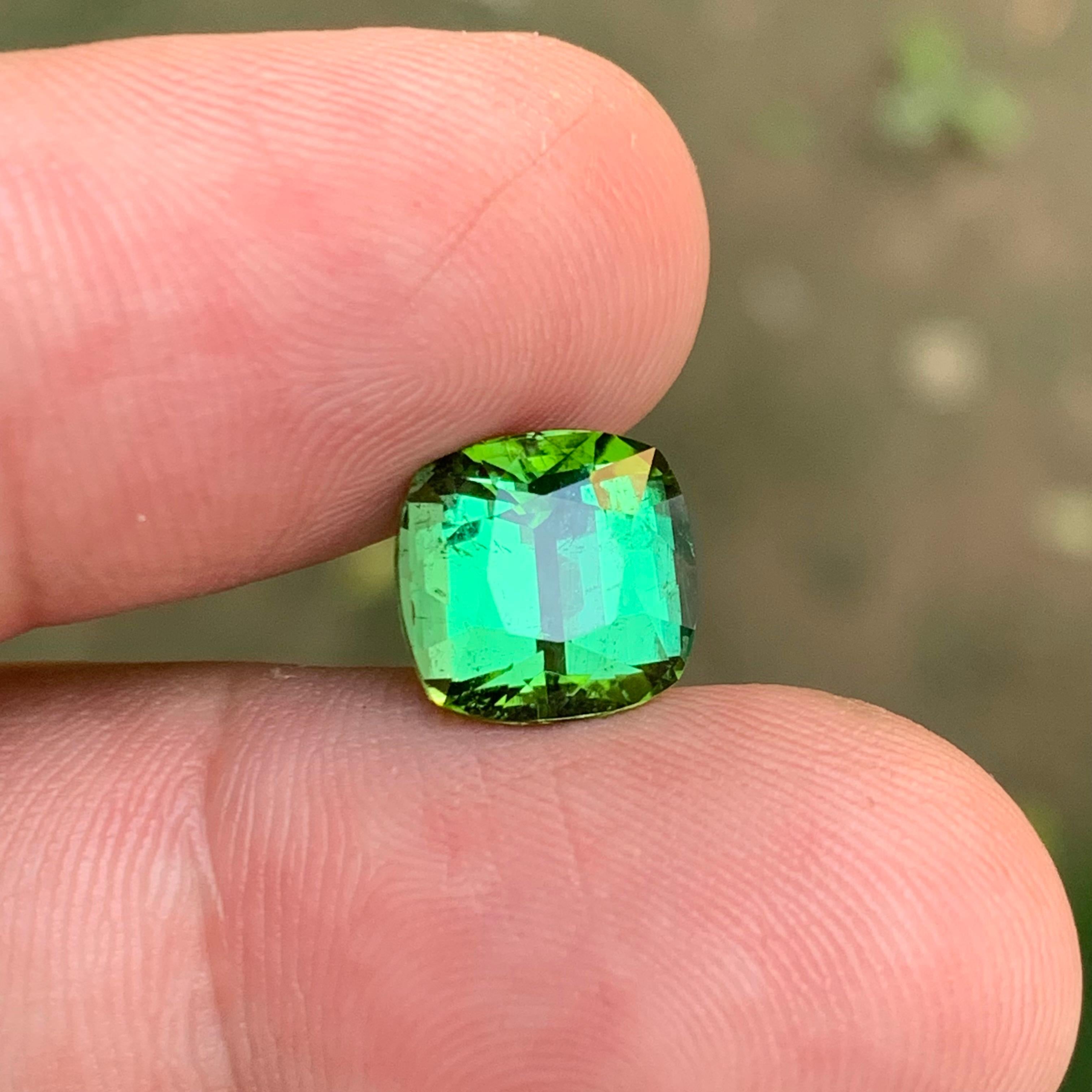 Pierre précieuse tourmaline naturelle de 5,45 carats, taille coussin, vert vif et brun bleuté  Bague en vente 1