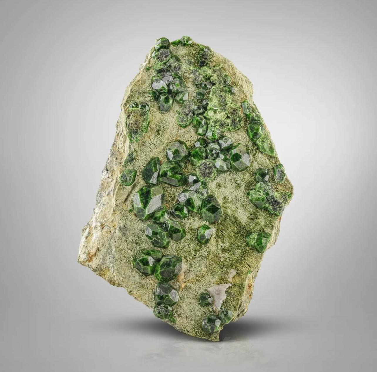 Vibrant Green Demantoid Garnet Isolated Crystals On Matrix From Azerbaijan In Good Condition For Sale In Peshawar, PK