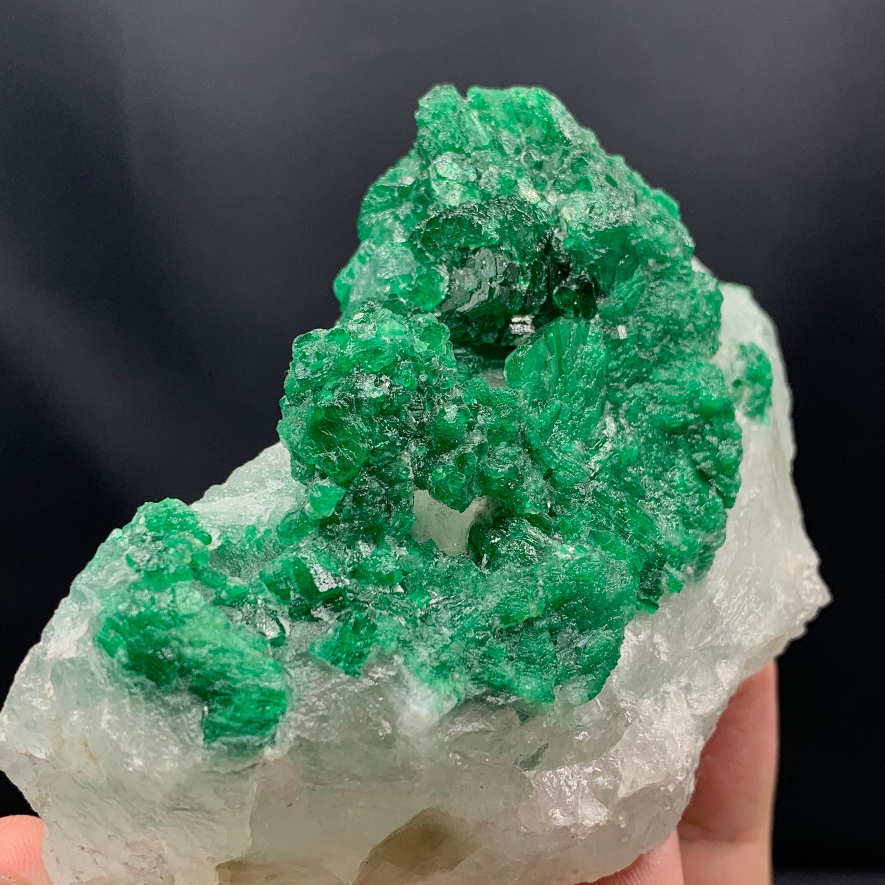 Vibrant Green Emerald Crystal Cluster On Calcite Matrix From Pakistan In Good Condition For Sale In Peshawar, PK