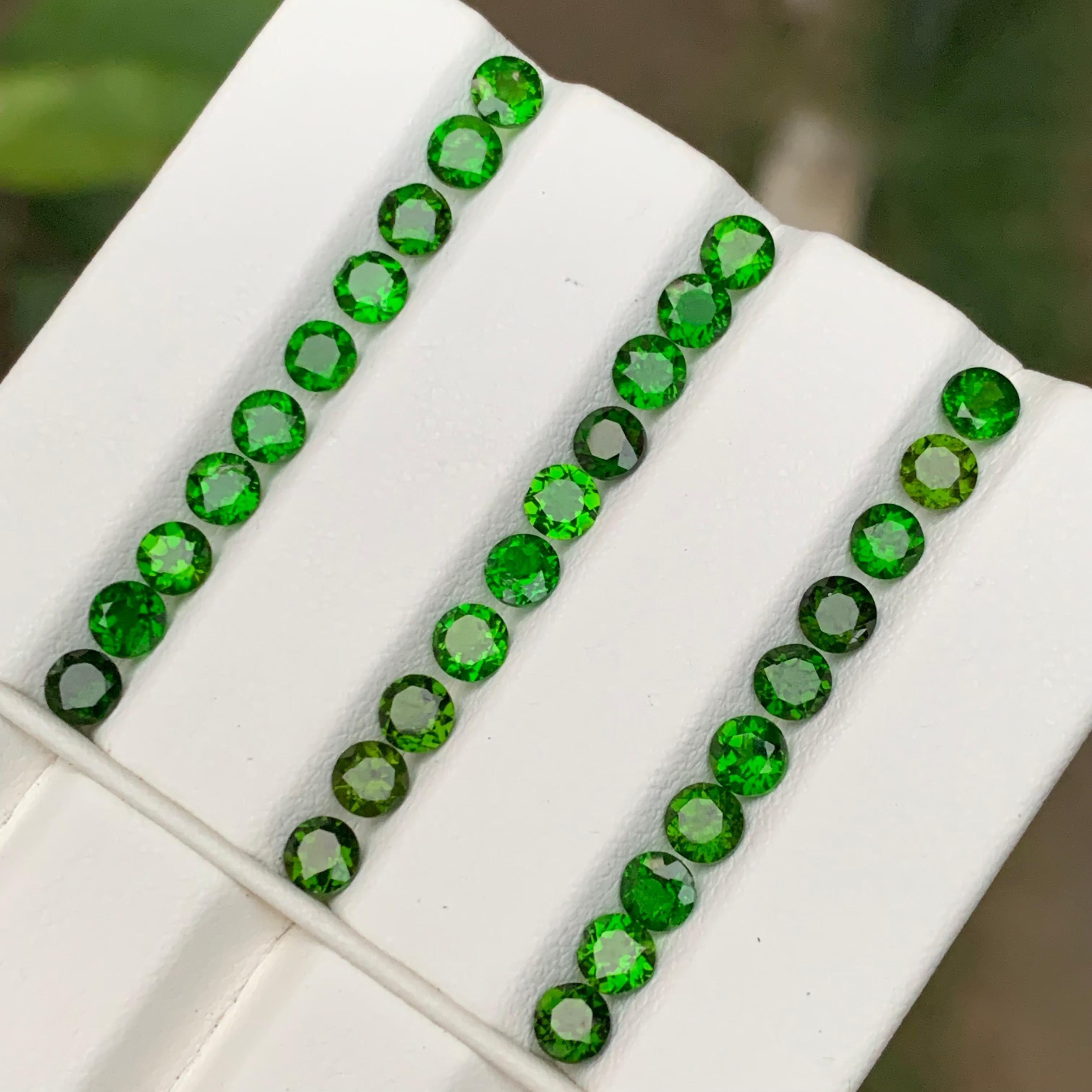 Gemme sciolte di dimensioni calibrate di Diopside naturale verde vibrante e scintillante per anelli, collane, ciondoli, bracciali o qualsiasi altro gioiello - taglio brillante rotondo del Pakistan!

💎 TIPO DI GEMMA: Diopside
⚖️ PESO: 9,20 Carati
🪚