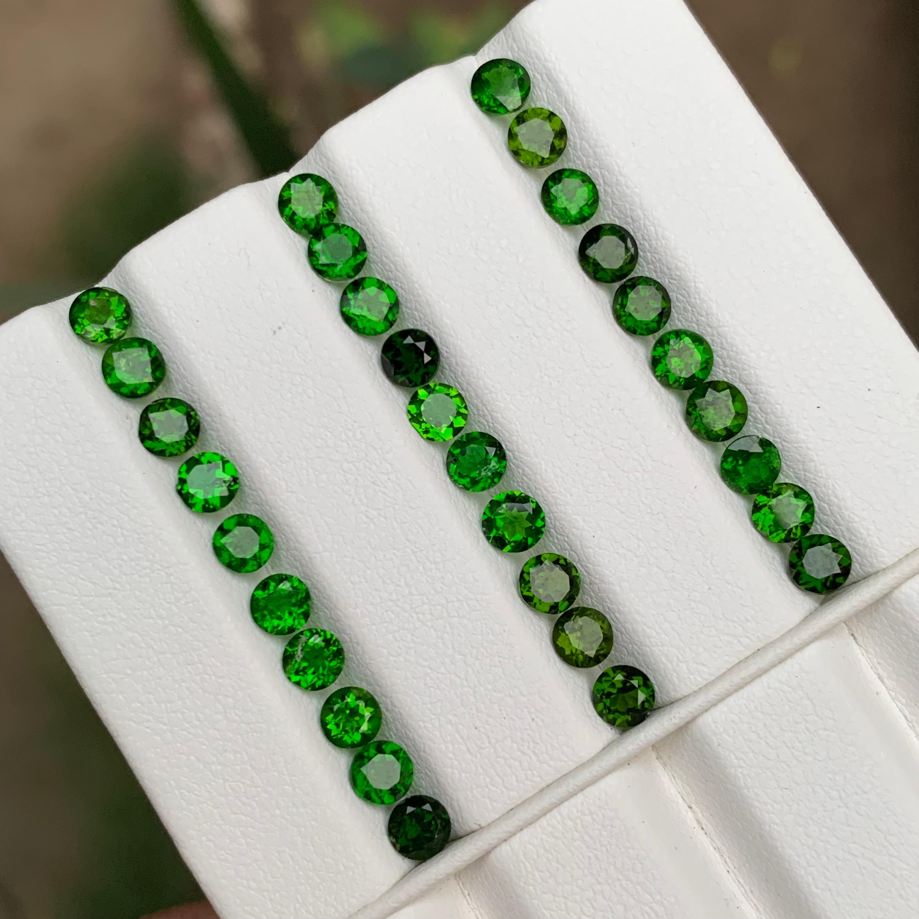 Contemporaneo Diopside naturale verde vibrante di dimensioni calibrate, gemme sciolte, lotto 9,20 ct rotonde in vendita