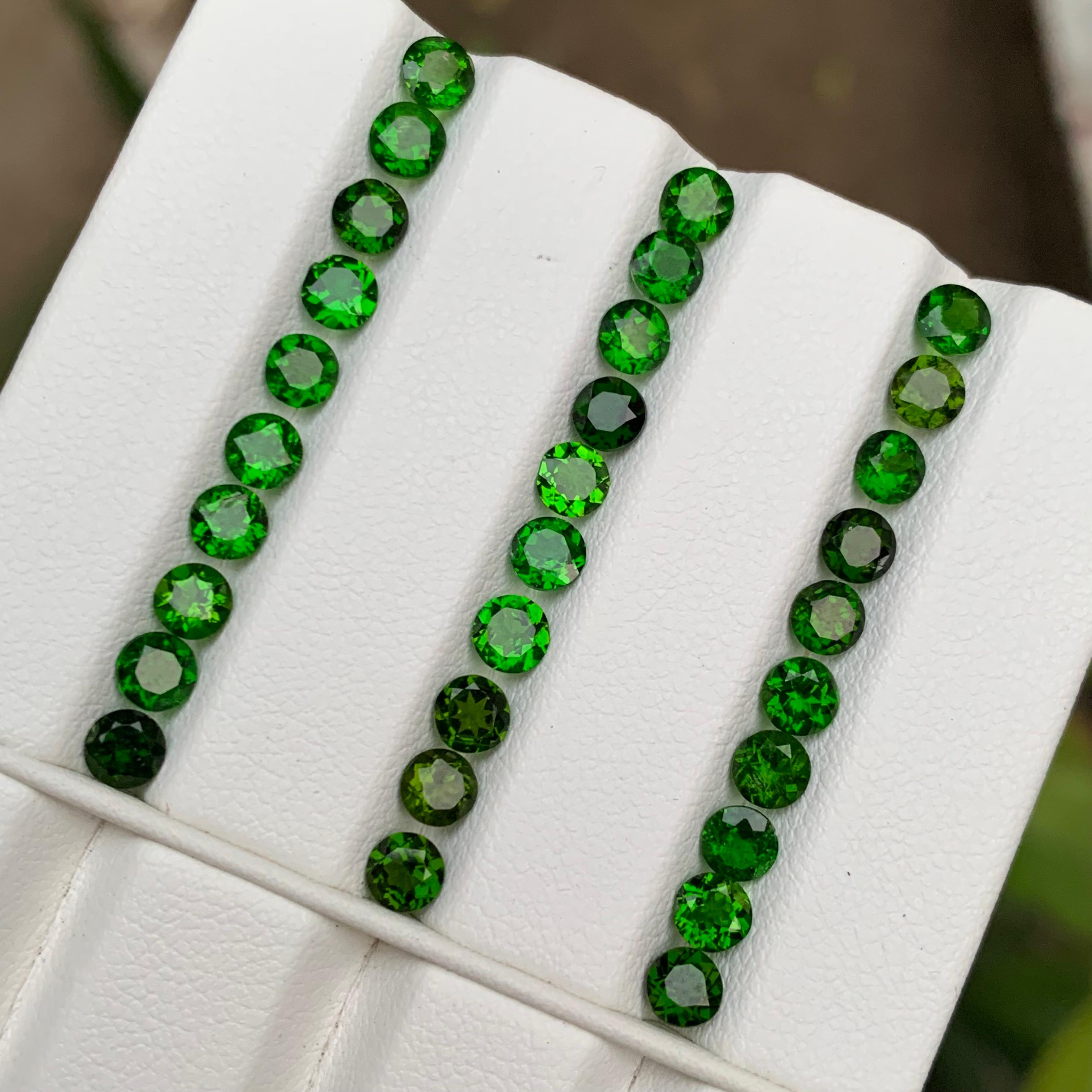 Taglio rotondo Diopside naturale verde vibrante di dimensioni calibrate, gemme sciolte, lotto 9,20 ct rotonde in vendita