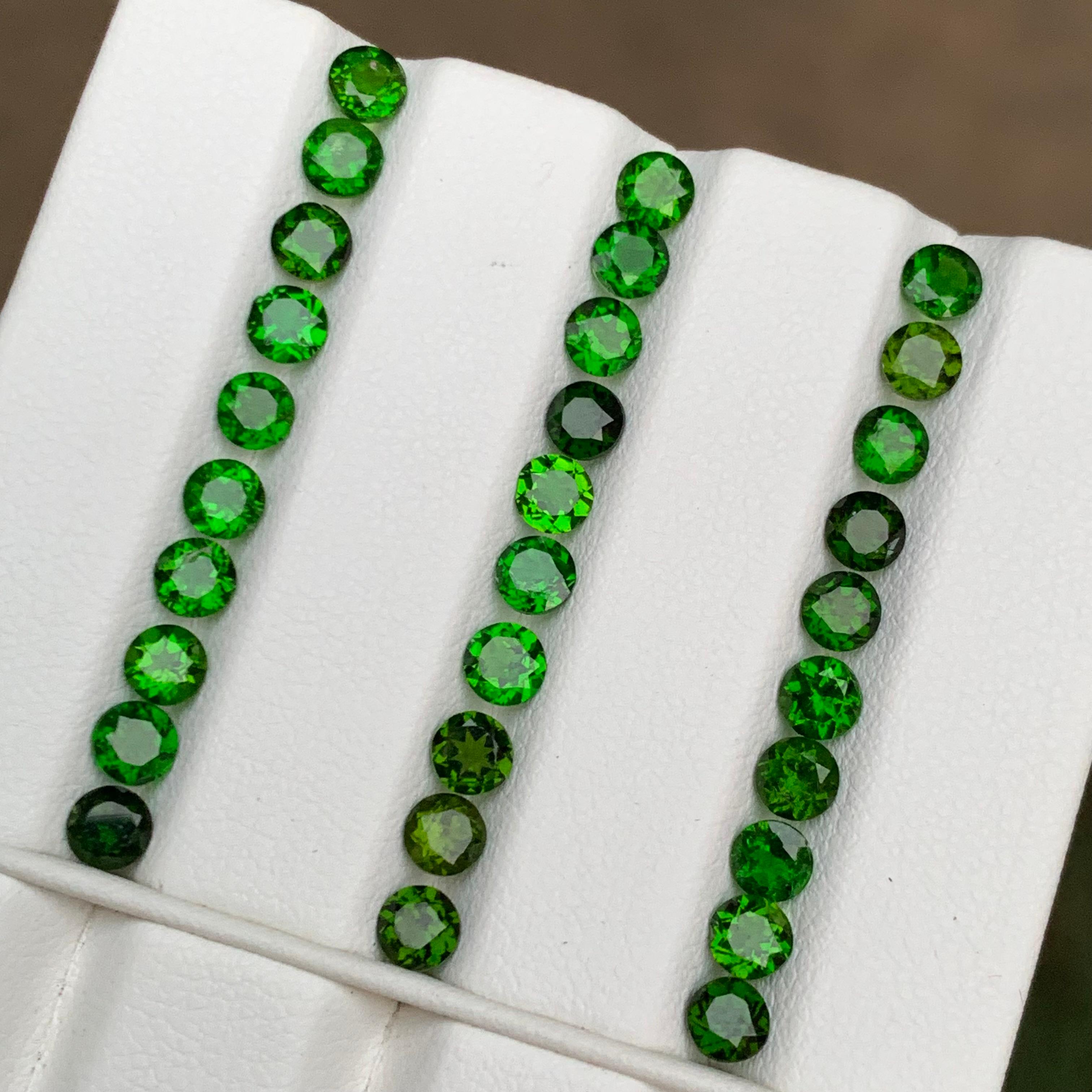 da uomo o donna Diopside naturale verde vibrante di dimensioni calibrate, gemme sciolte, lotto 9,20 ct rotonde in vendita