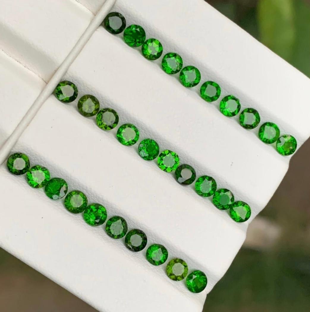 Diopside naturale verde vibrante di dimensioni calibrate, gemme sciolte, lotto 9,20 ct rotonde in vendita 2