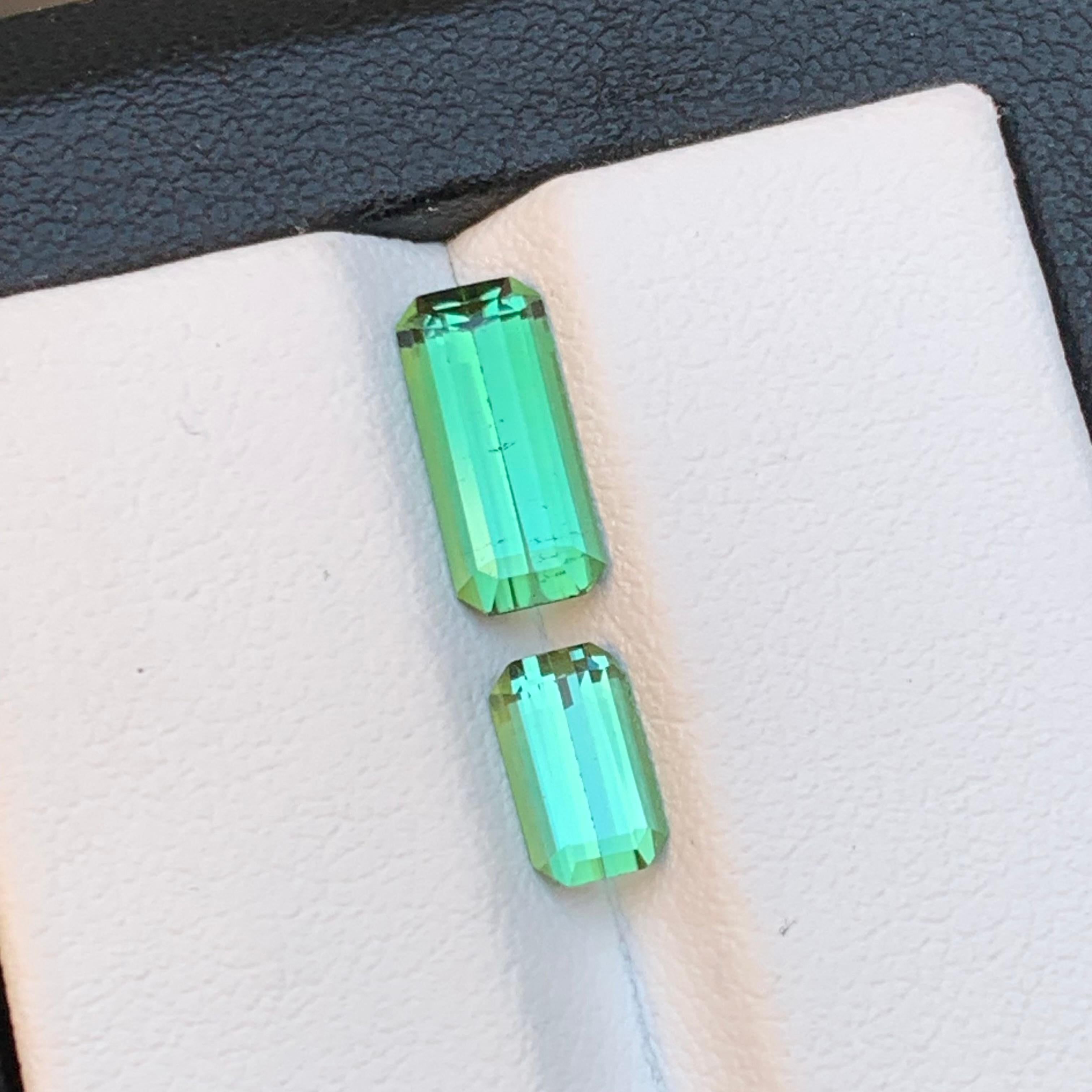 Leuchtend grüner natürlicher Turmalin mit losen Edelsteinen im Smaragdschliff von 2.35 Karat für Schmuck (Zeitgenössisch) im Angebot