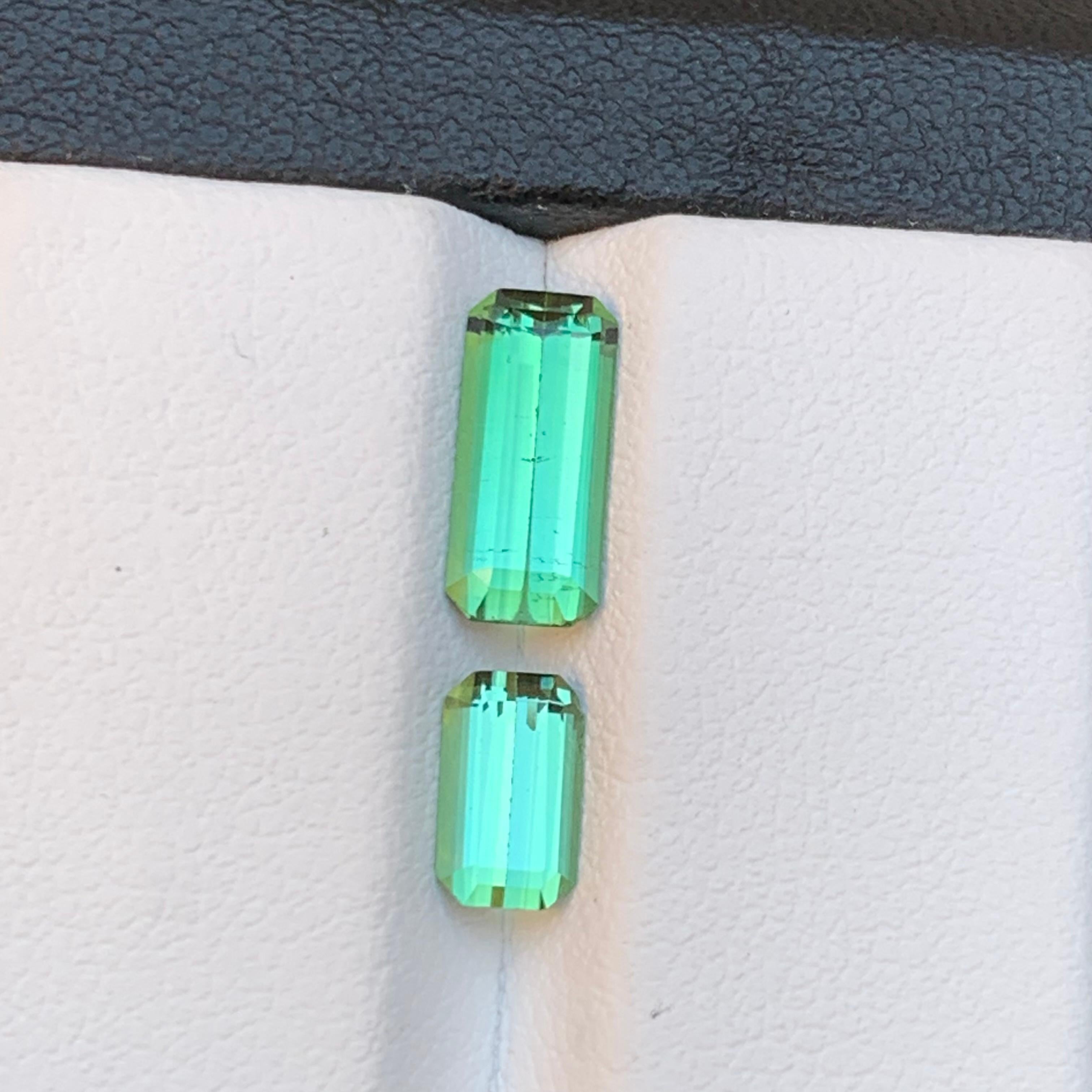 Leuchtend grüner natürlicher Turmalin mit losen Edelsteinen im Smaragdschliff von 2.35 Karat für Schmuck für Damen oder Herren im Angebot
