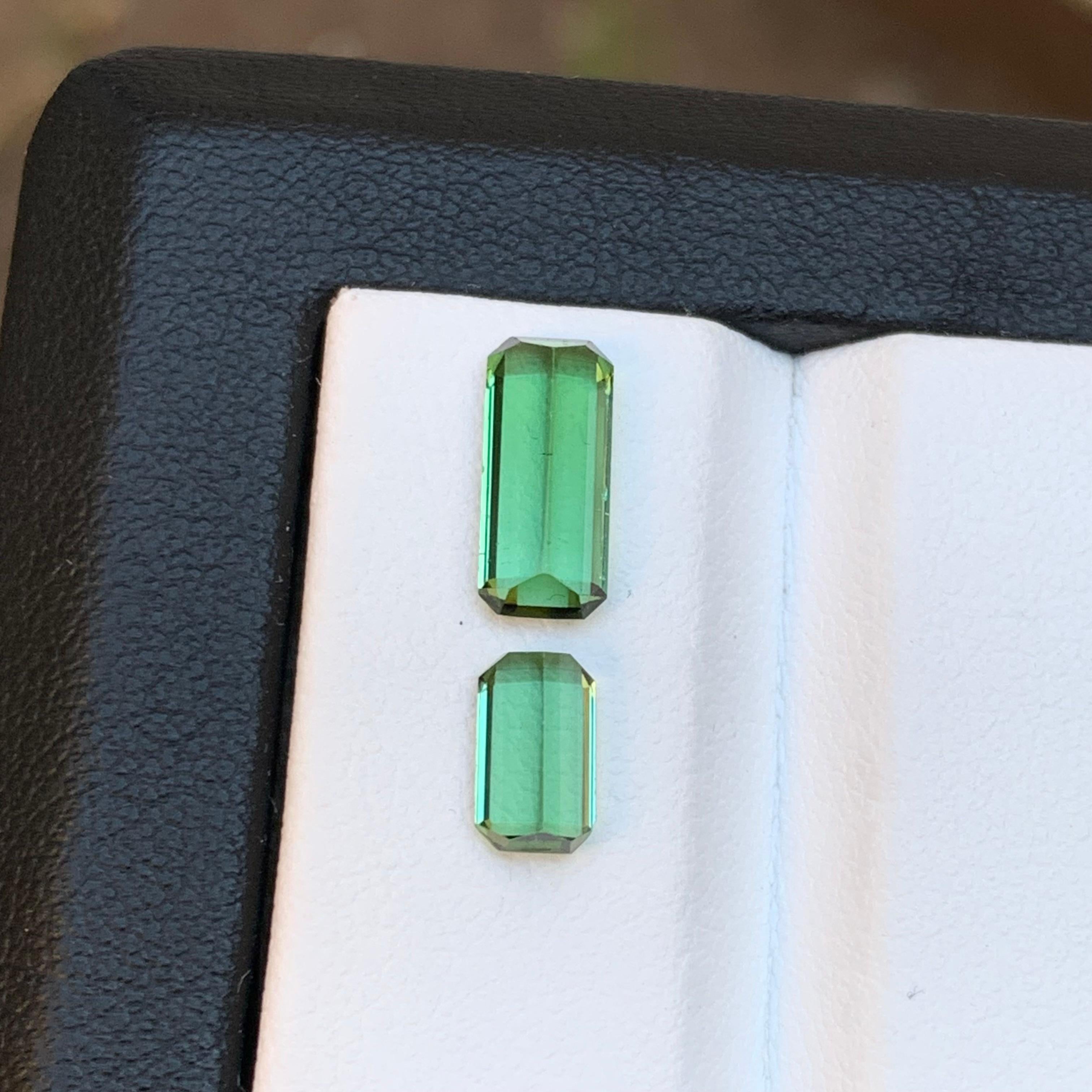 Leuchtend grüner natürlicher Turmalin mit losen Edelsteinen im Smaragdschliff von 2.35 Karat für Schmuck im Angebot 1