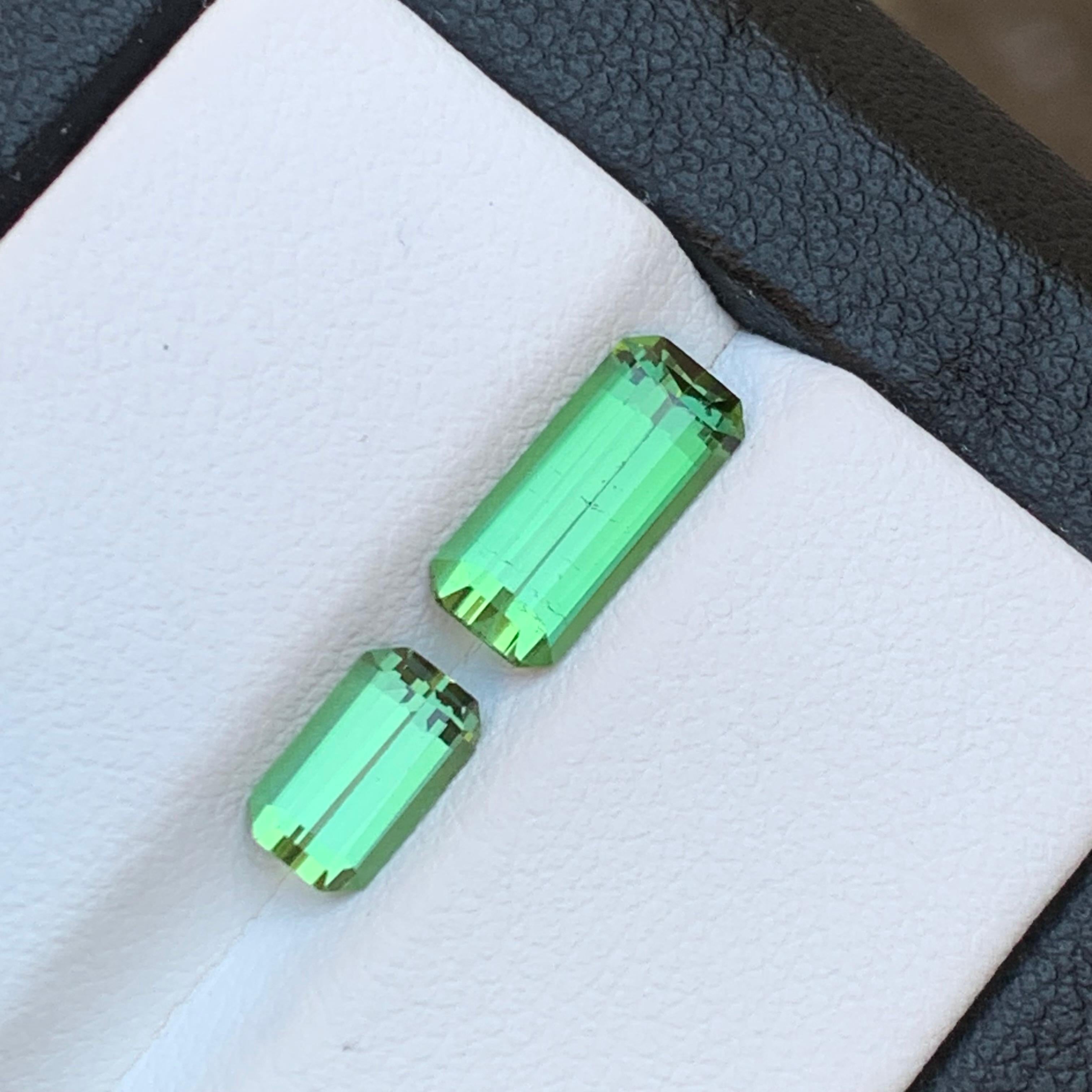 Leuchtend grüner natürlicher Turmalin mit losen Edelsteinen im Smaragdschliff von 2.35 Karat für Schmuck im Angebot 3