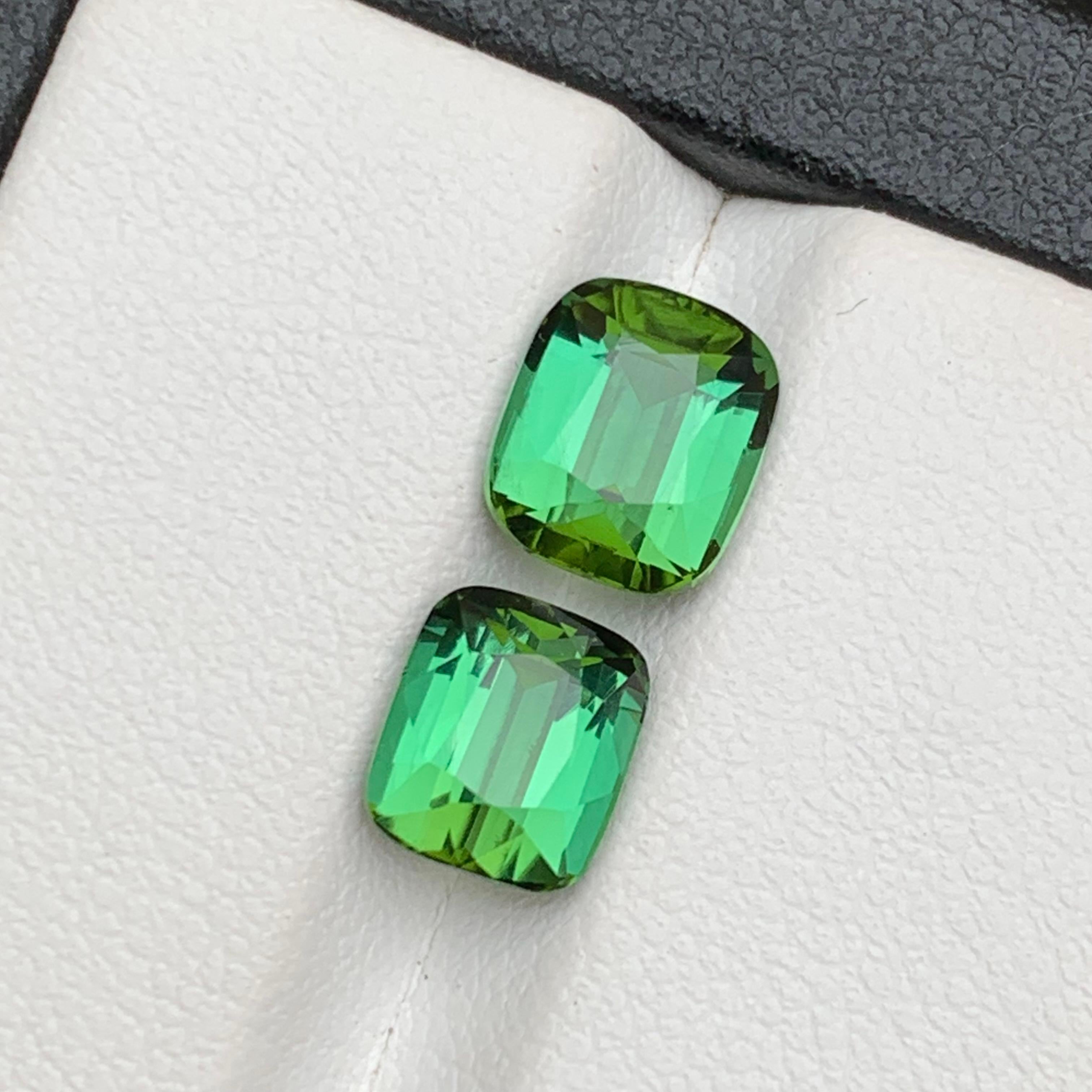 Leuchtend grüner natürlicher Turmalin, lose Edelsteine, 4,05 Karat-Ring, Ohrringe, Schmuck im Angebot 1
