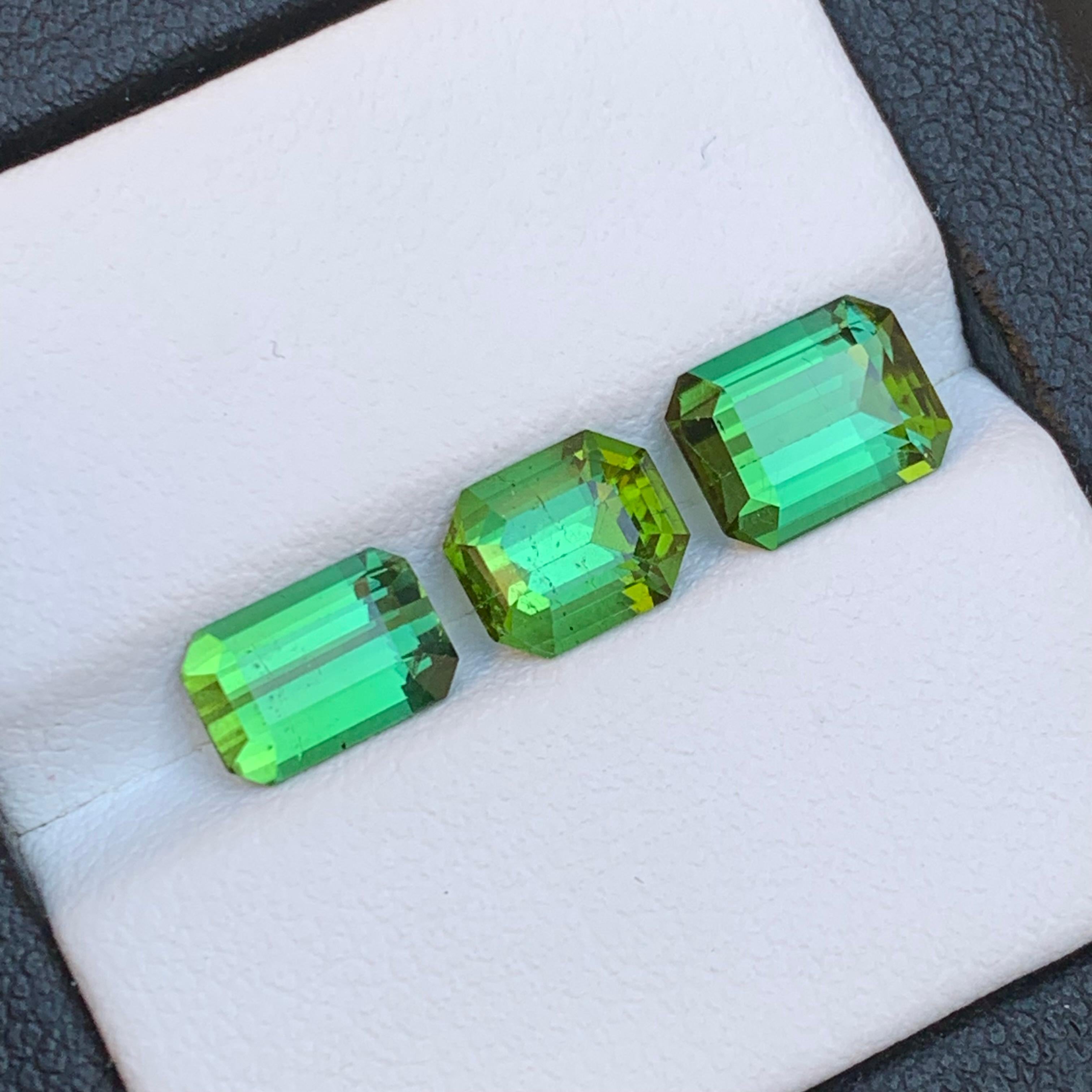 Leuchtend grüner natürlicher Turmalin mit losen Edelsteinen im Smaragdschliff von 4,30 Karat für Schmuck im Angebot 7