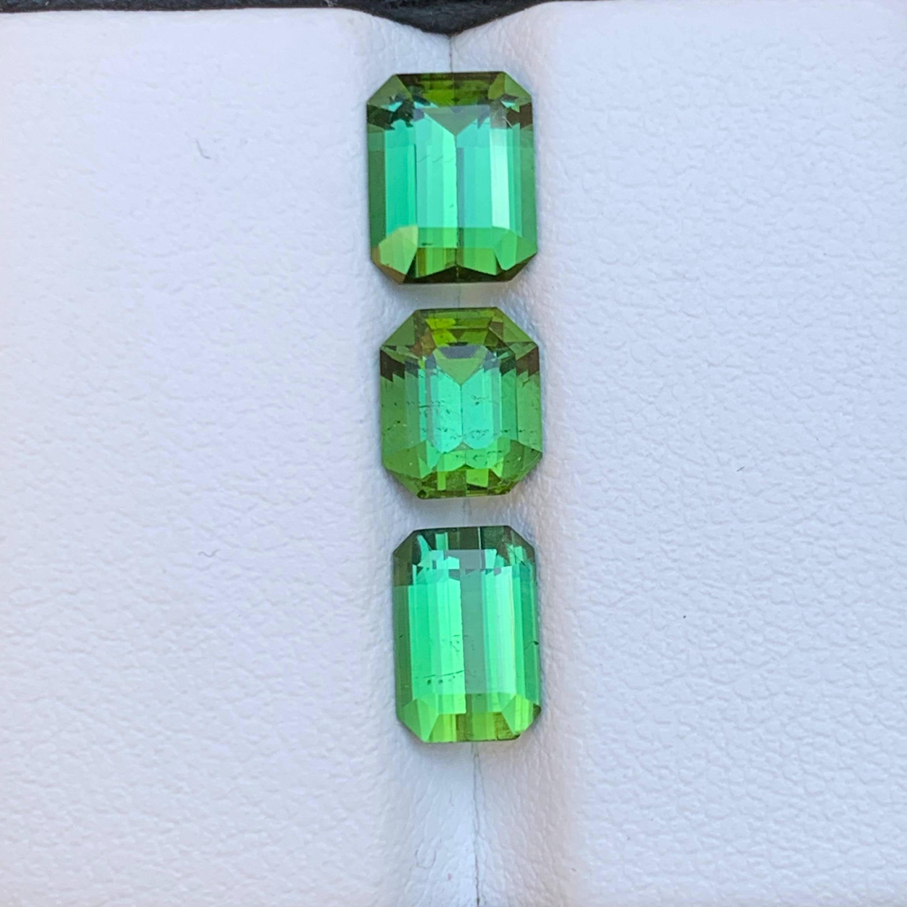 Leuchtend grüner natürlicher Turmalin mit losen Edelsteinen im Smaragdschliff von 4,30 Karat für Schmuck (Zeitgenössisch) im Angebot