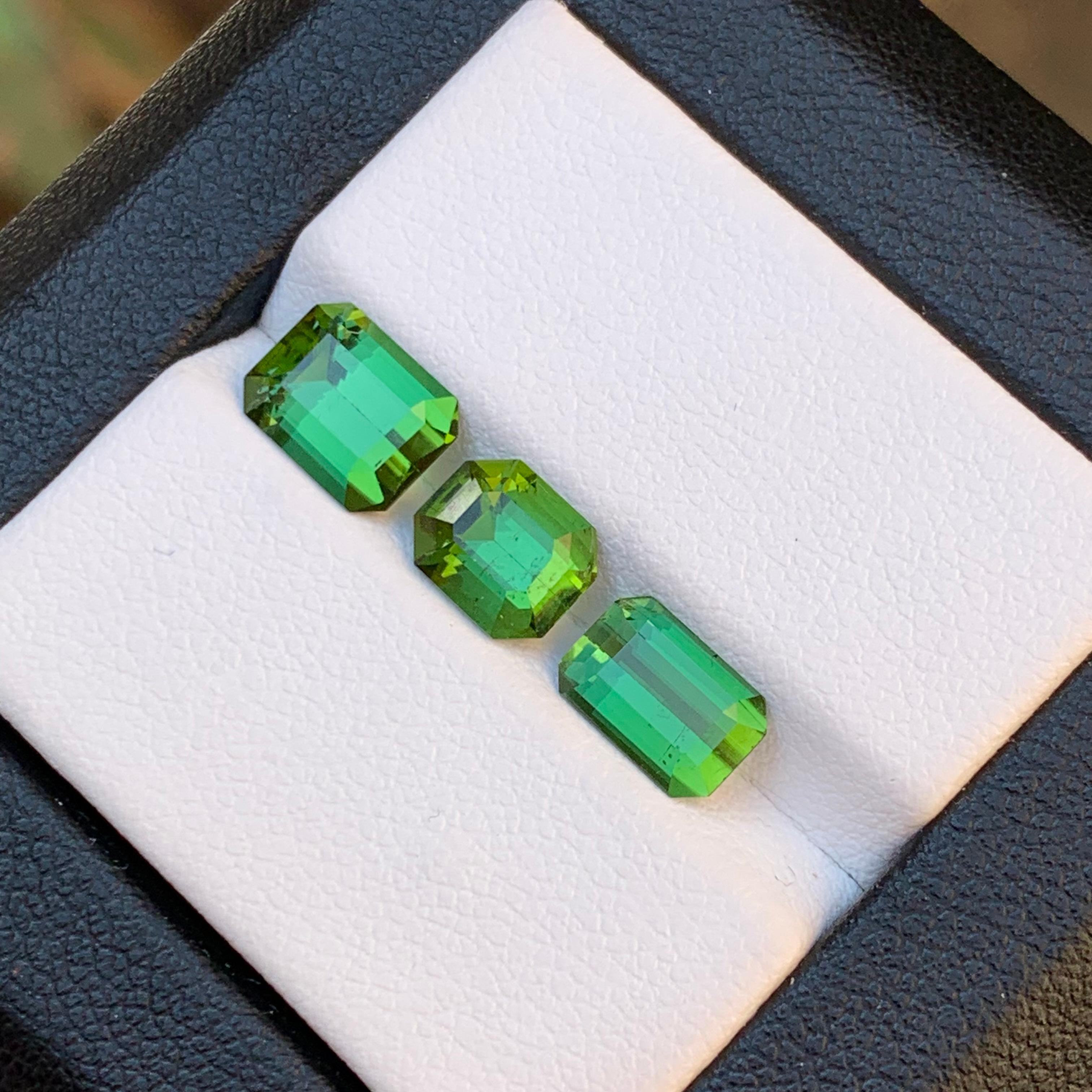 Leuchtend grüner natürlicher Turmalin mit losen Edelsteinen im Smaragdschliff von 4,30 Karat für Schmuck im Zustand „Neu“ im Angebot in Peshawar, PK