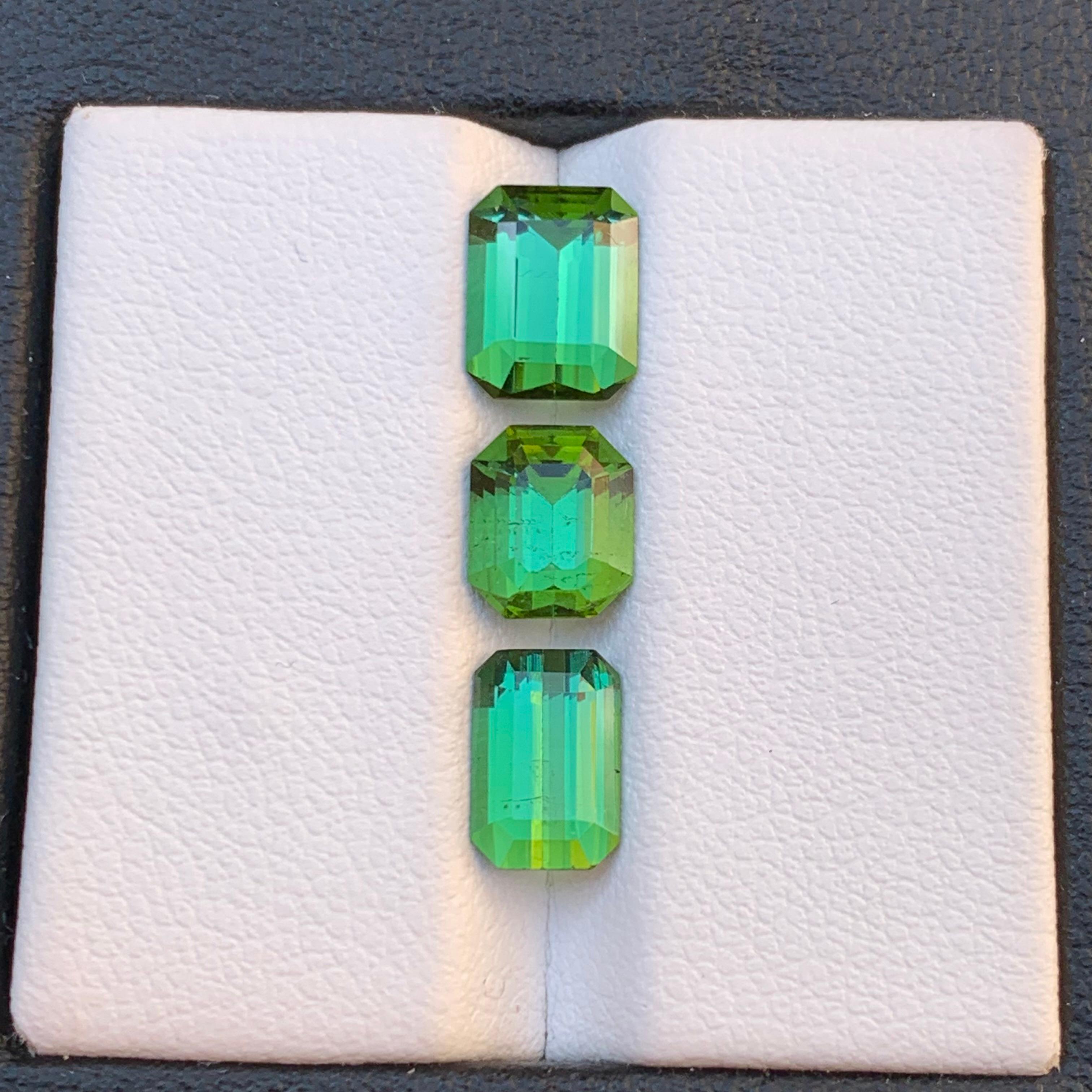 Leuchtend grüner natürlicher Turmalin mit losen Edelsteinen im Smaragdschliff von 4,30 Karat für Schmuck für Damen oder Herren im Angebot