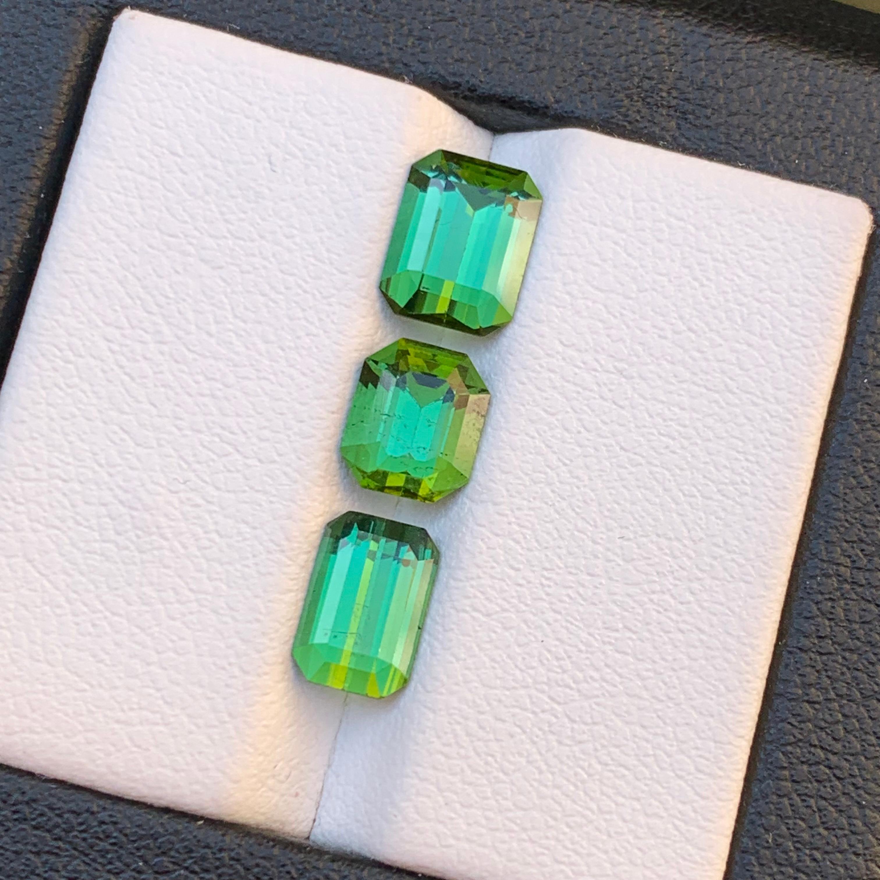 Leuchtend grüner natürlicher Turmalin mit losen Edelsteinen im Smaragdschliff von 4,30 Karat für Schmuck im Angebot 1