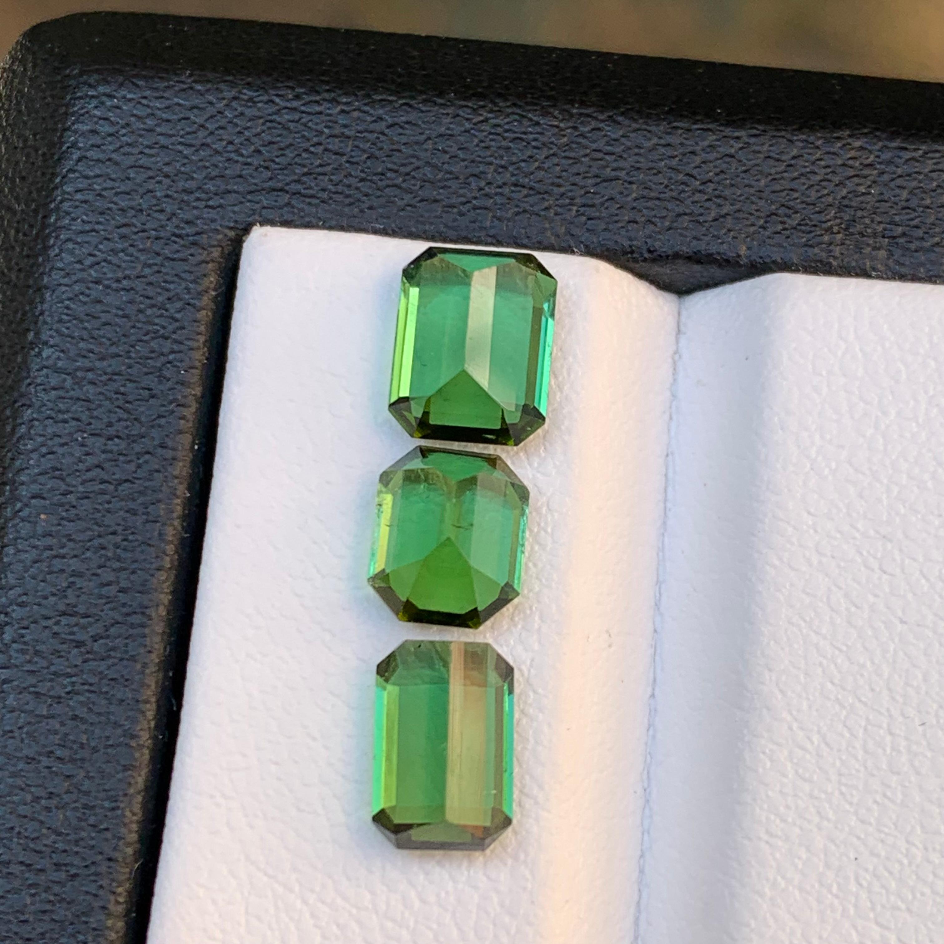 Leuchtend grüner natürlicher Turmalin mit losen Edelsteinen im Smaragdschliff von 4,30 Karat für Schmuck im Angebot 4