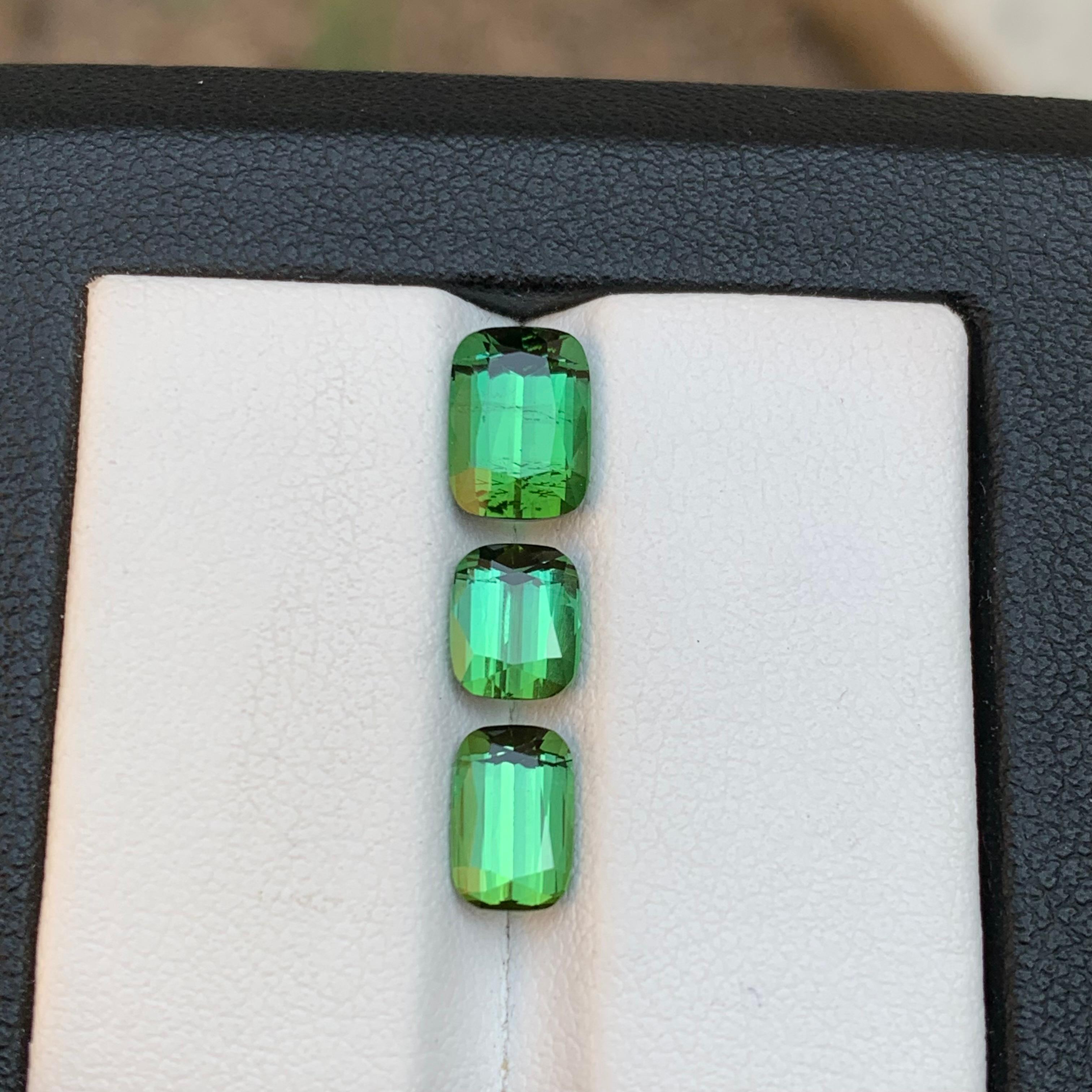 Lose Edelsteine für Schmuck, Loses Kissen mit lebhaftem grünem natürlichem Turmalin, 4,20 Karat im Angebot 4