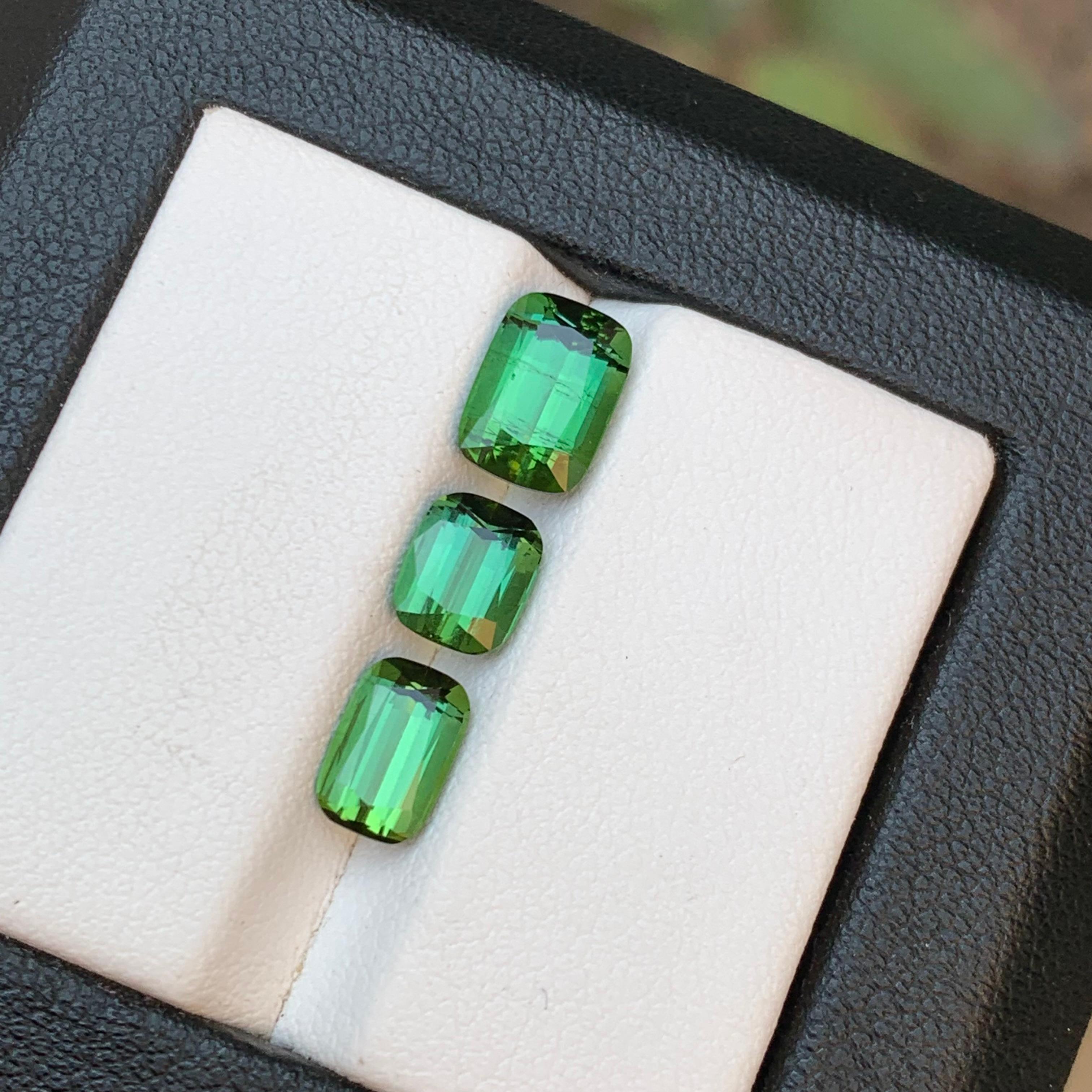 Lose Edelsteine für Schmuck, Loses Kissen mit lebhaftem grünem natürlichem Turmalin, 4,20 Karat (Zeitgenössisch) im Angebot