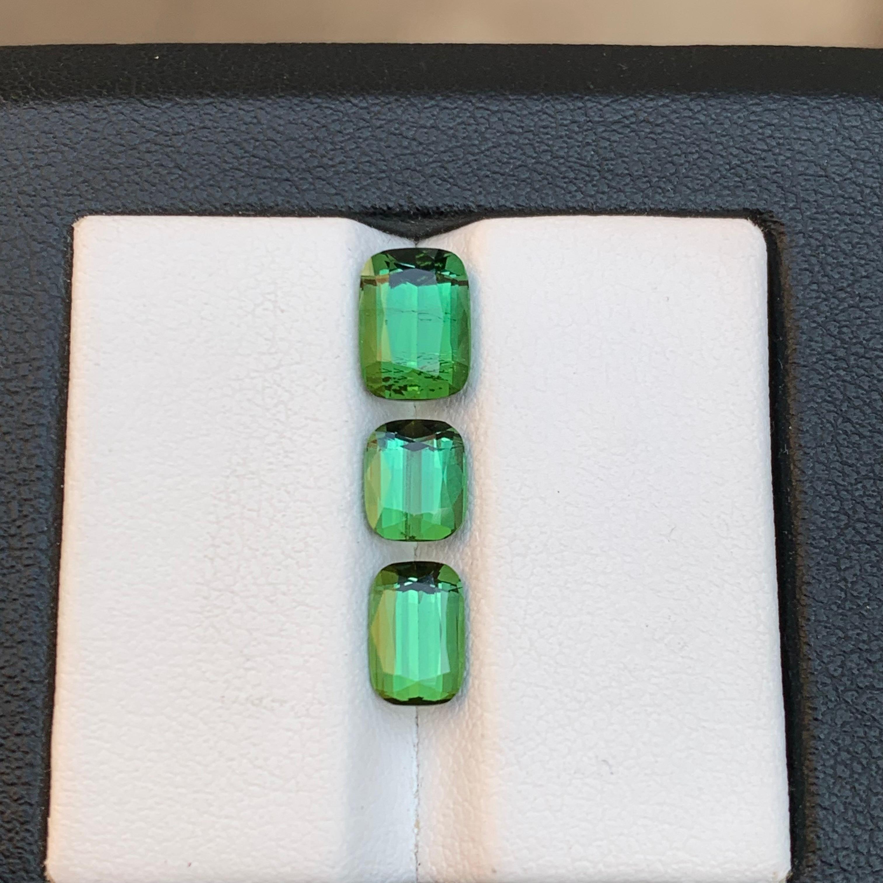 Lose Edelsteine für Schmuck, Loses Kissen mit lebhaftem grünem natürlichem Turmalin, 4,20 Karat (Kissenschliff) im Angebot