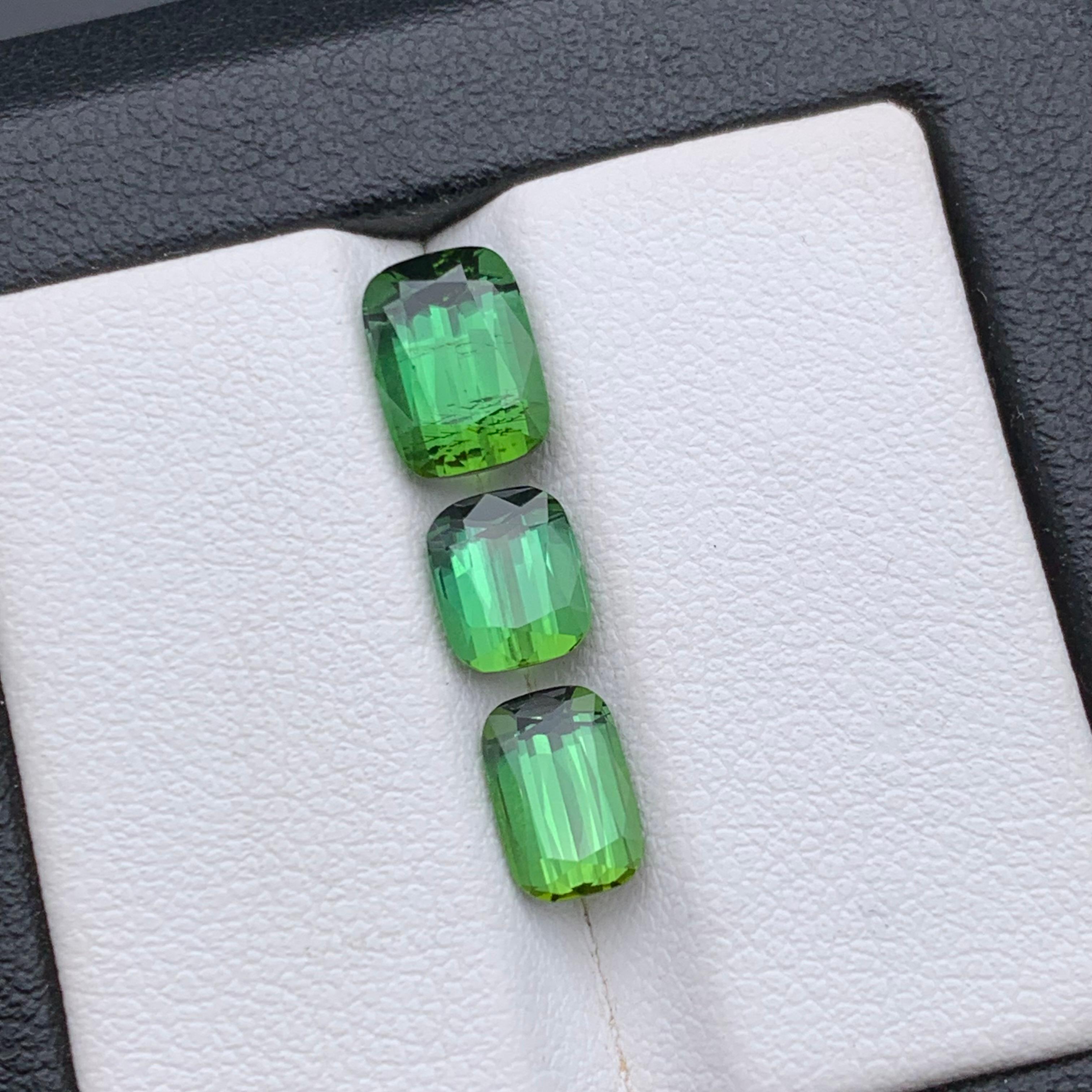 Lose Edelsteine für Schmuck, Loses Kissen mit lebhaftem grünem natürlichem Turmalin, 4,20 Karat für Damen oder Herren im Angebot