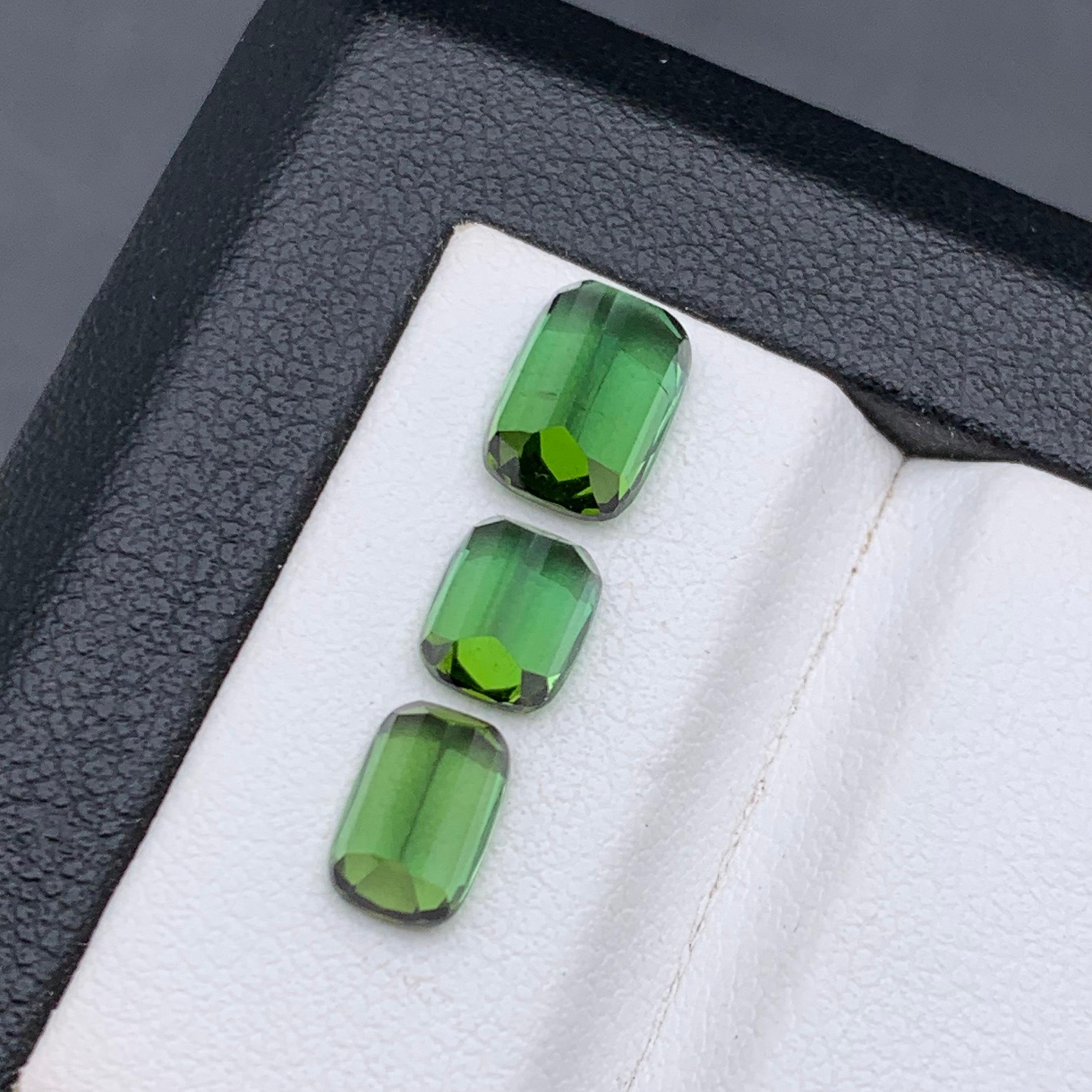 Lose Edelsteine für Schmuck, Loses Kissen mit lebhaftem grünem natürlichem Turmalin, 4,20 Karat im Angebot 1
