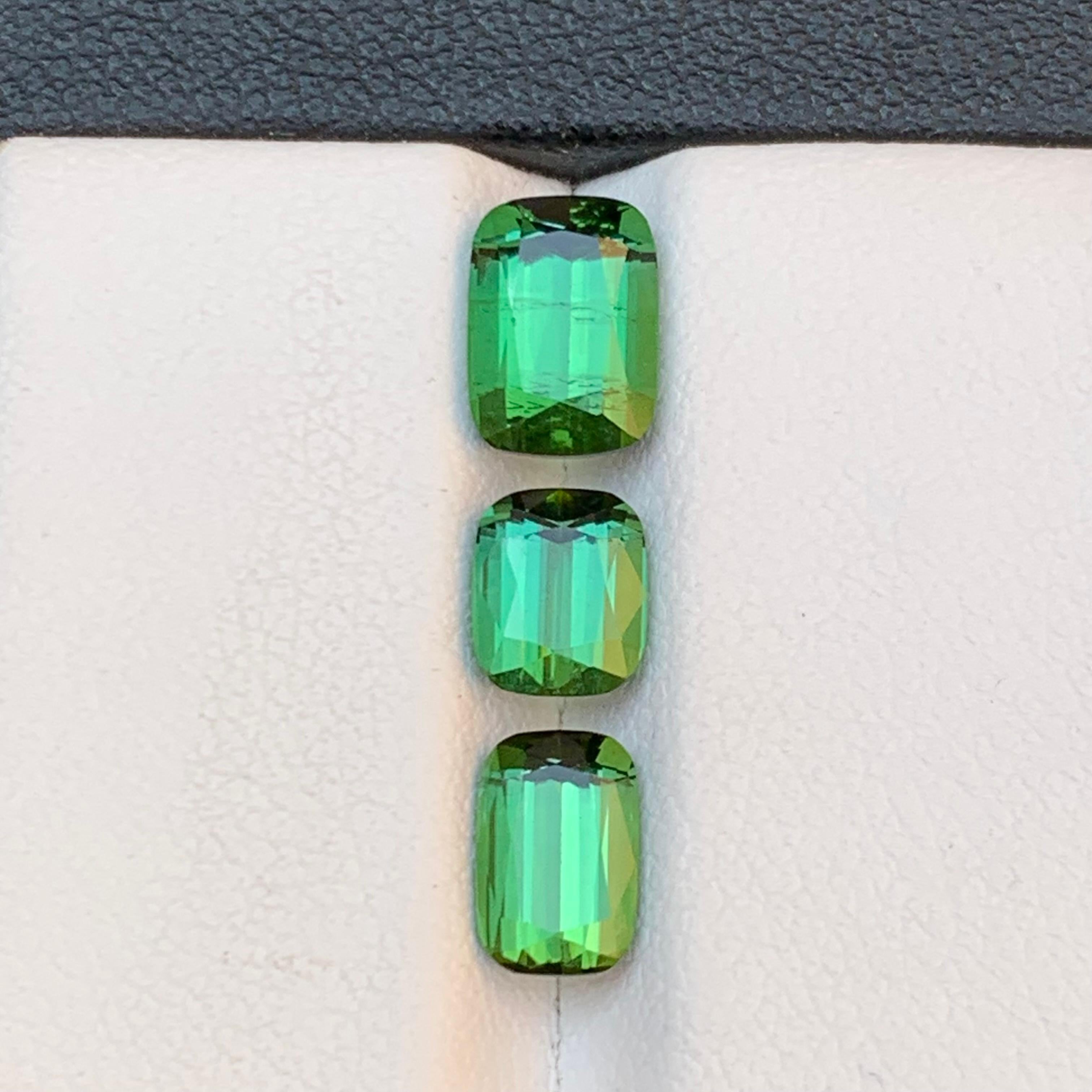 Lose Edelsteine für Schmuck, Loses Kissen mit lebhaftem grünem natürlichem Turmalin, 4,20 Karat im Angebot 2