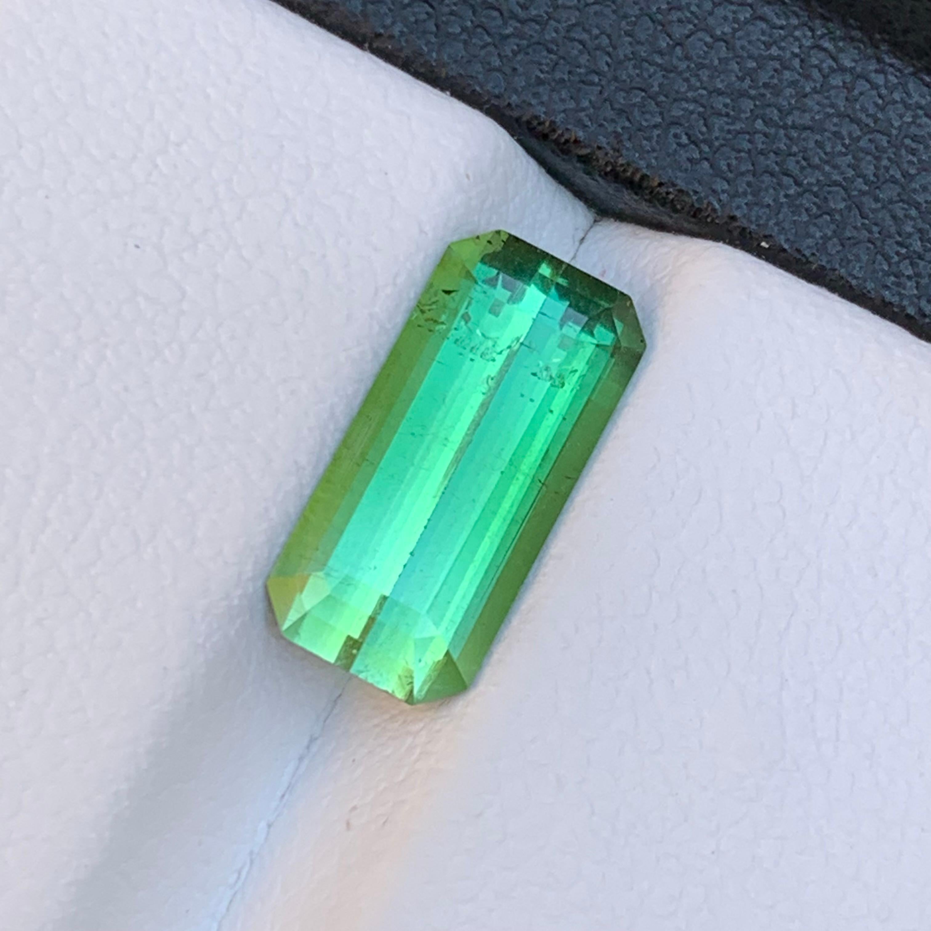 Contemporain Bague en tourmaline naturelle verte vibrante, pierre précieuse non sertie de 3 carats, taille émeraude en vente