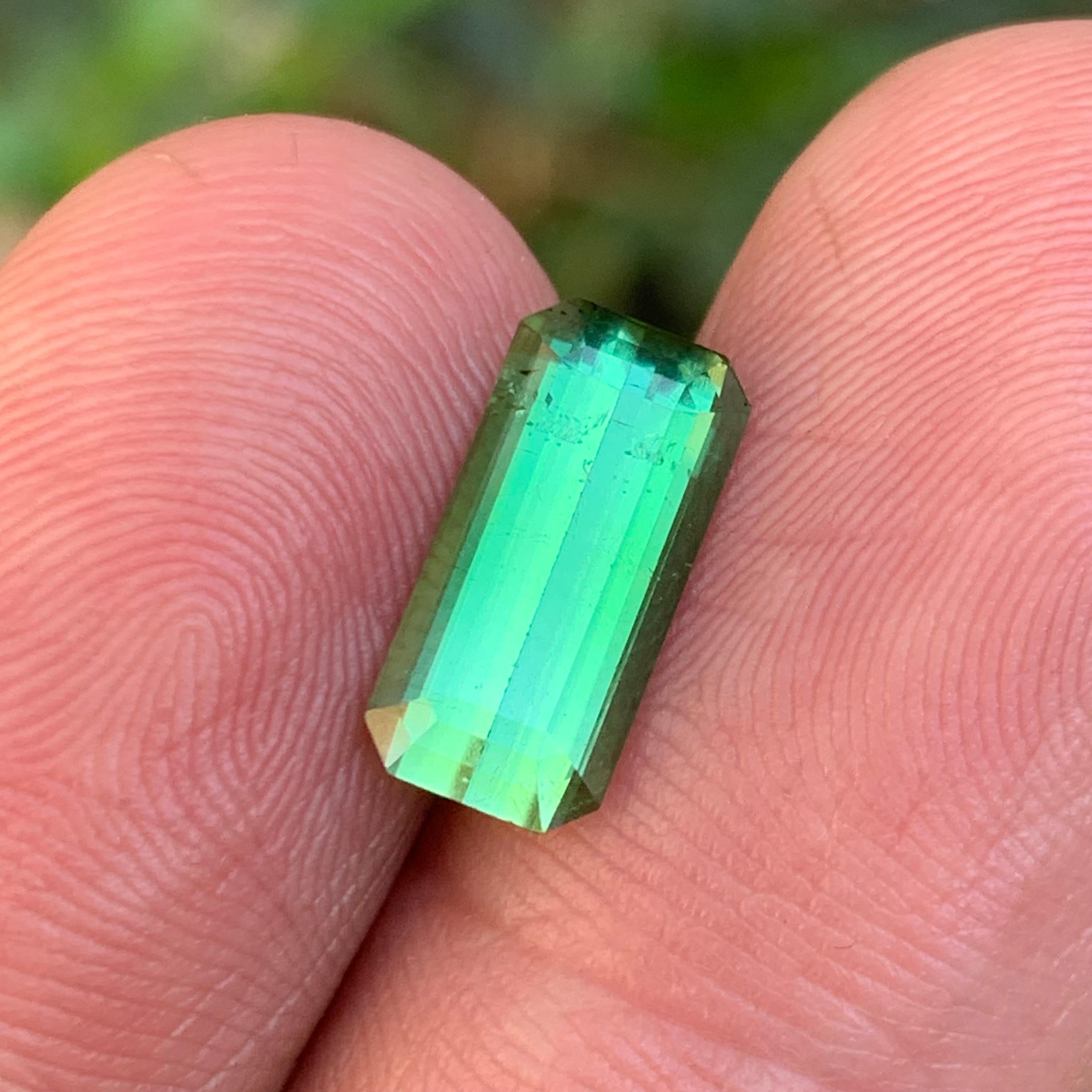Taille émeraude Bague en tourmaline naturelle verte vibrante, pierre précieuse non sertie de 3 carats, taille émeraude en vente