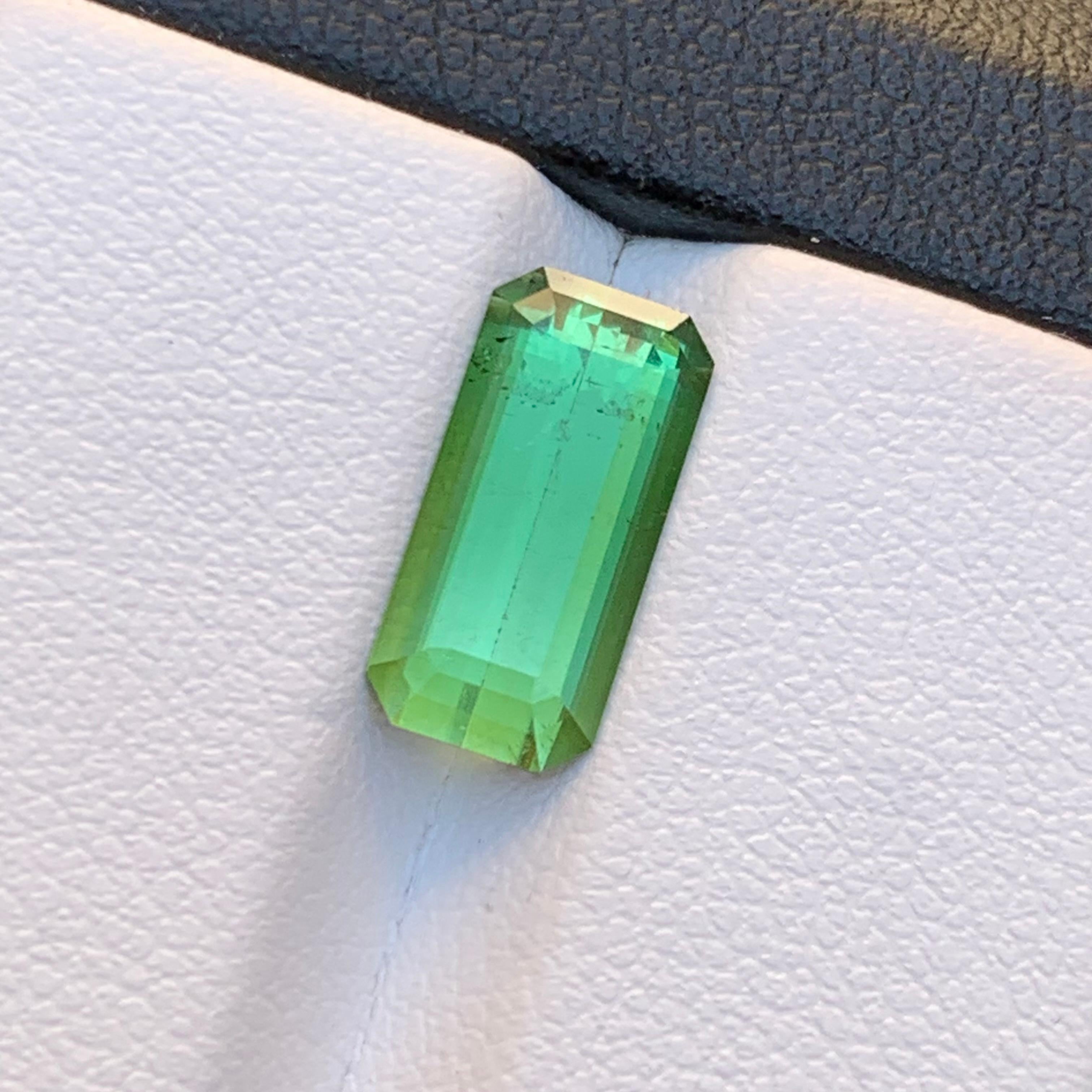 Bague en tourmaline naturelle verte vibrante, pierre précieuse non sertie de 3 carats, taille émeraude Neuf - En vente à Peshawar, PK