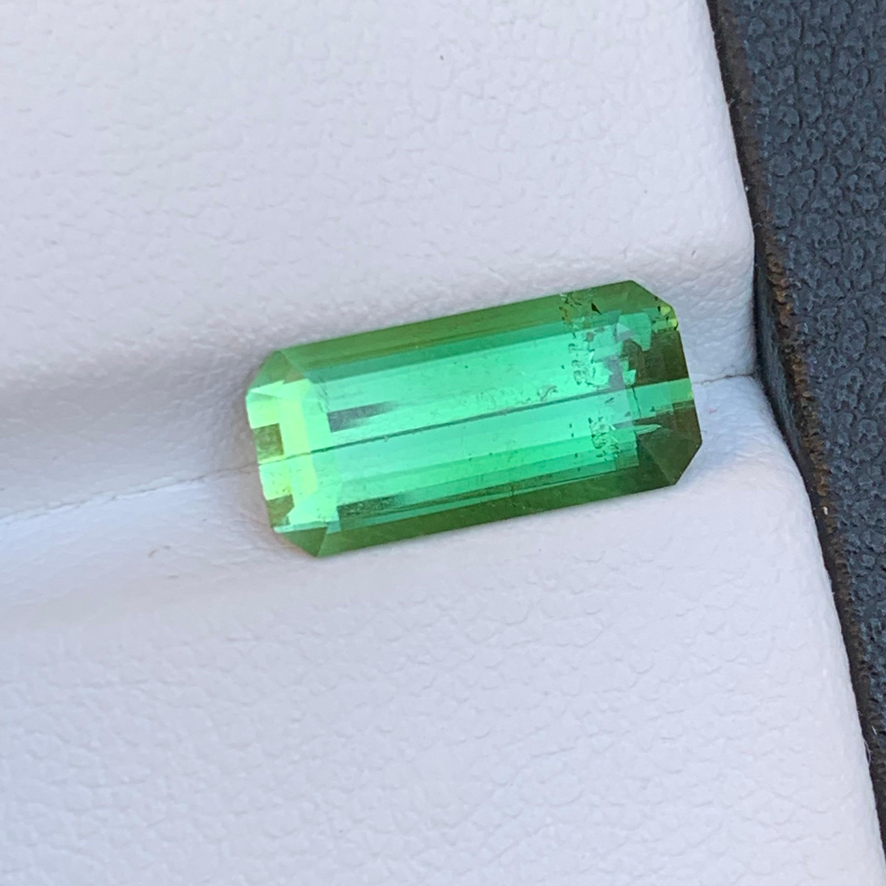 Bague en tourmaline naturelle verte vibrante, pierre précieuse non sertie de 3 carats, taille émeraude Unisexe en vente