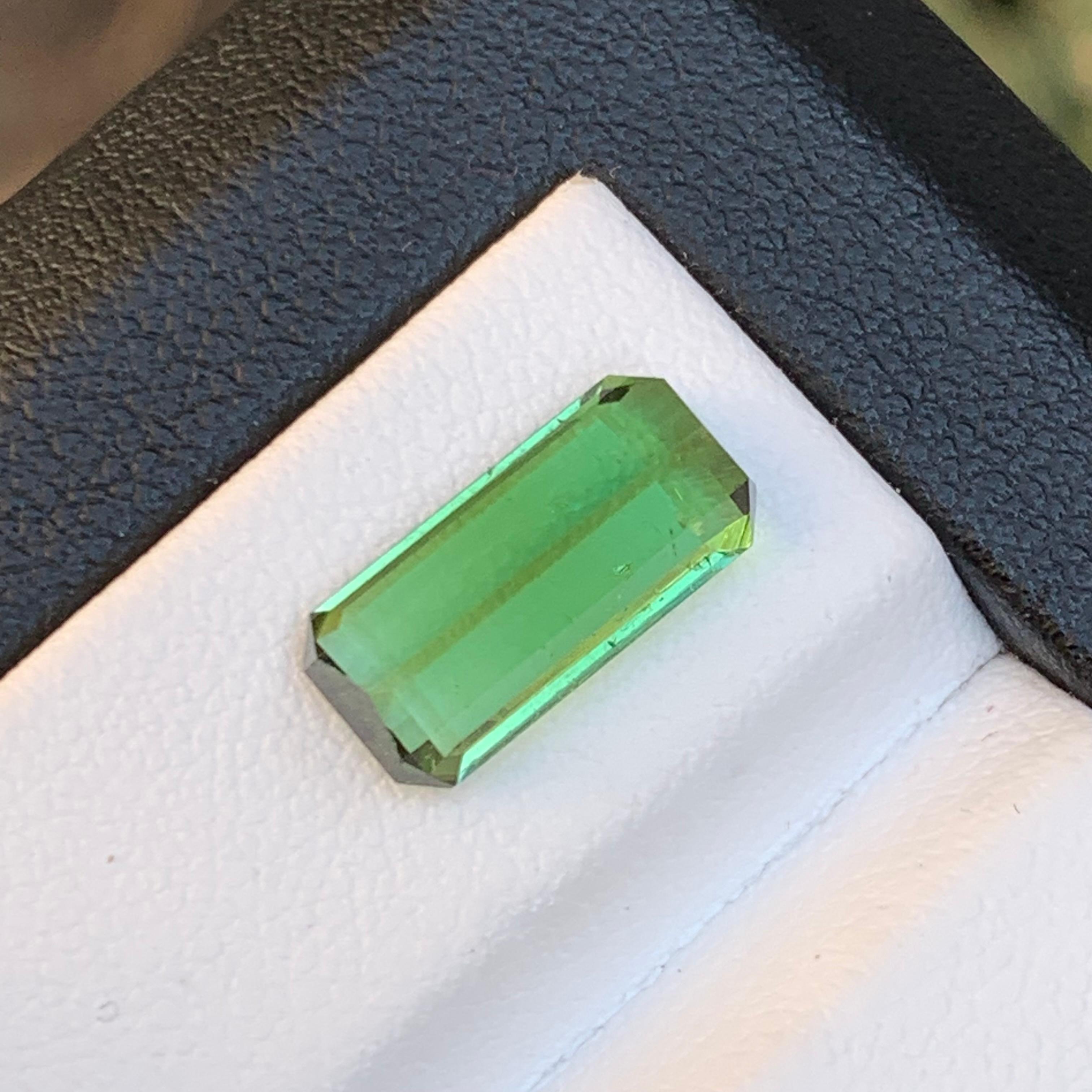 Bague en tourmaline naturelle verte vibrante, pierre précieuse non sertie de 3 carats, taille émeraude en vente 1