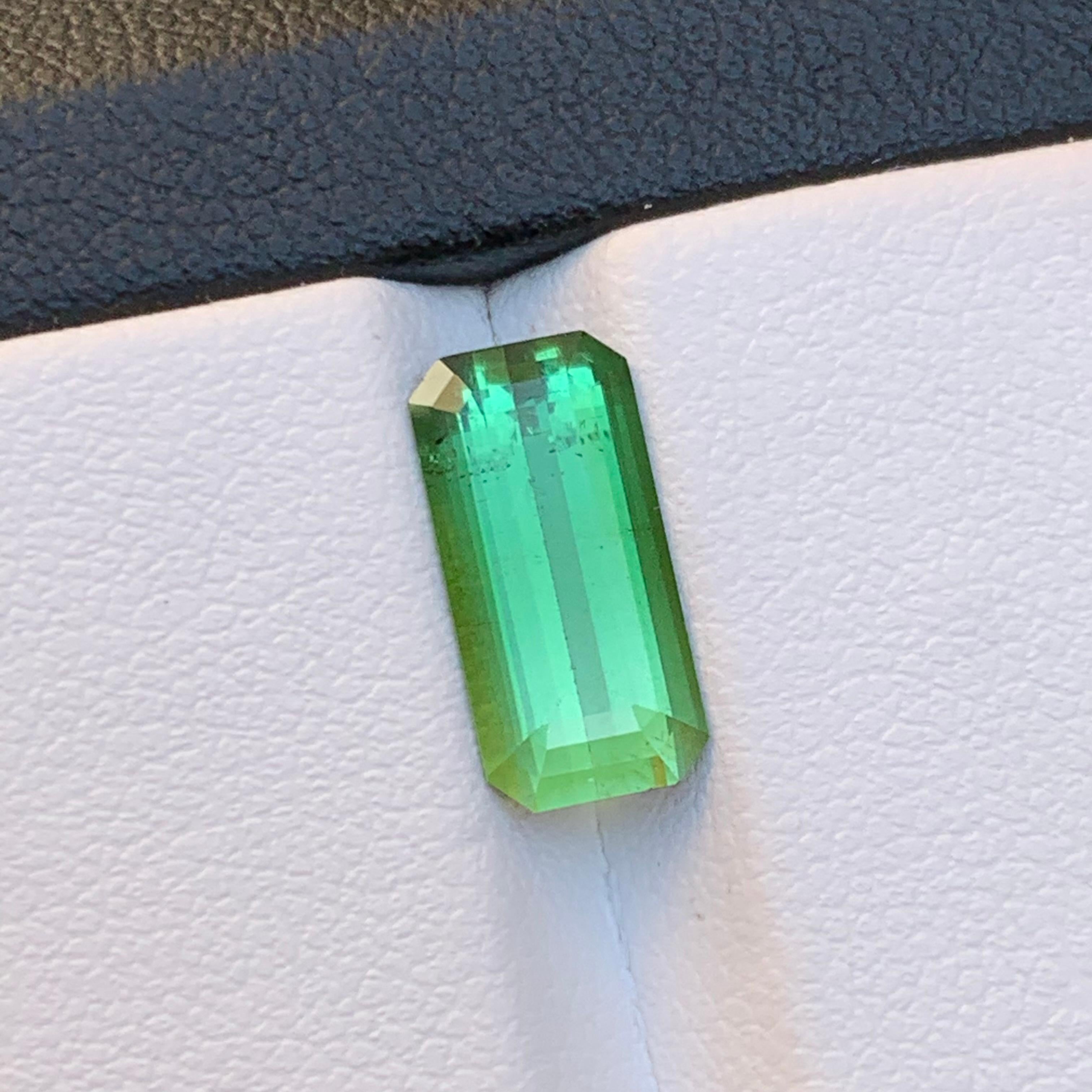 Bague en tourmaline naturelle verte vibrante, pierre précieuse non sertie de 3 carats, taille émeraude en vente 2
