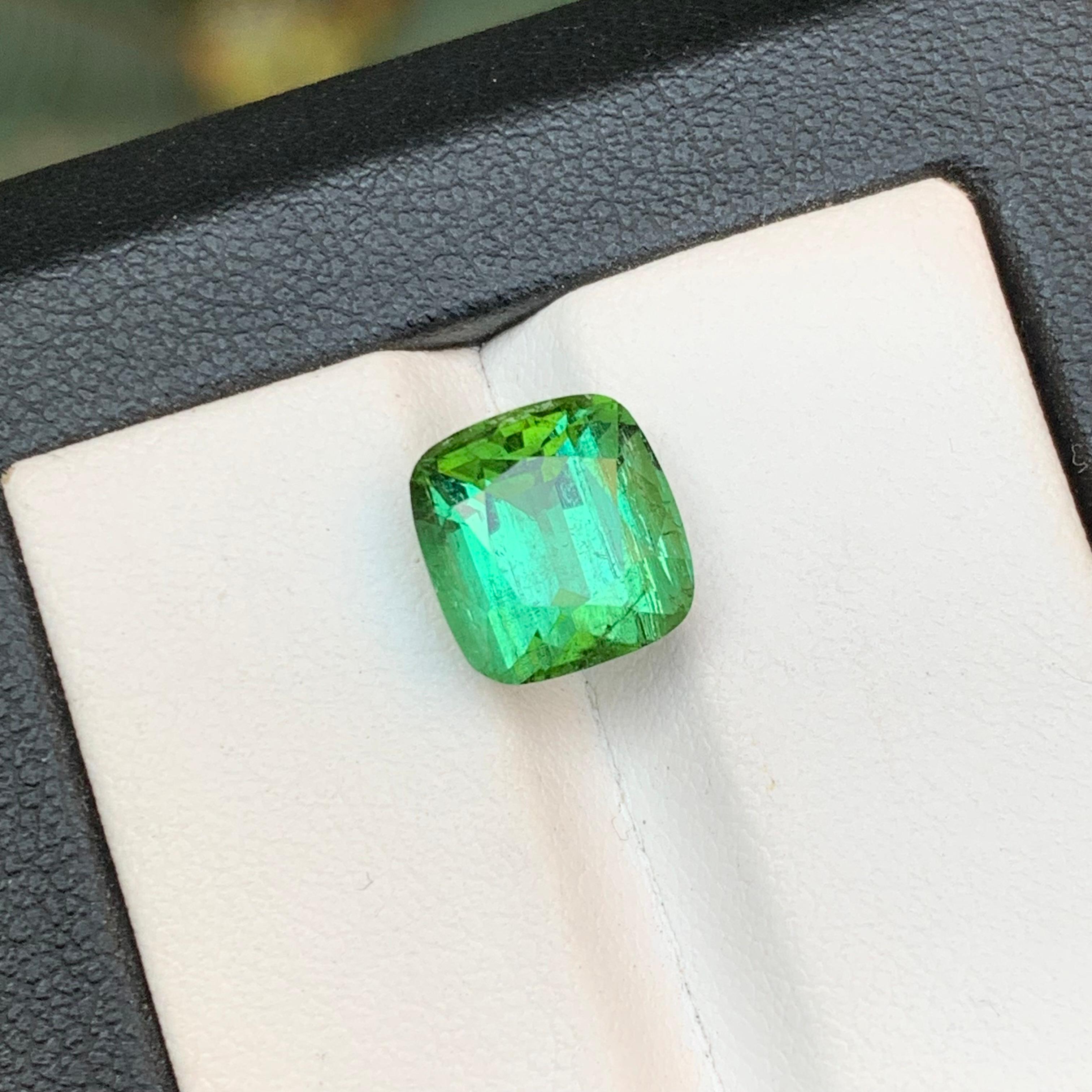 Contemporaneo Anello con tormalina naturale verde vibrante, gemma sfusa da 5,10 carati con taglio a cuscino - Jewelry 10 in vendita