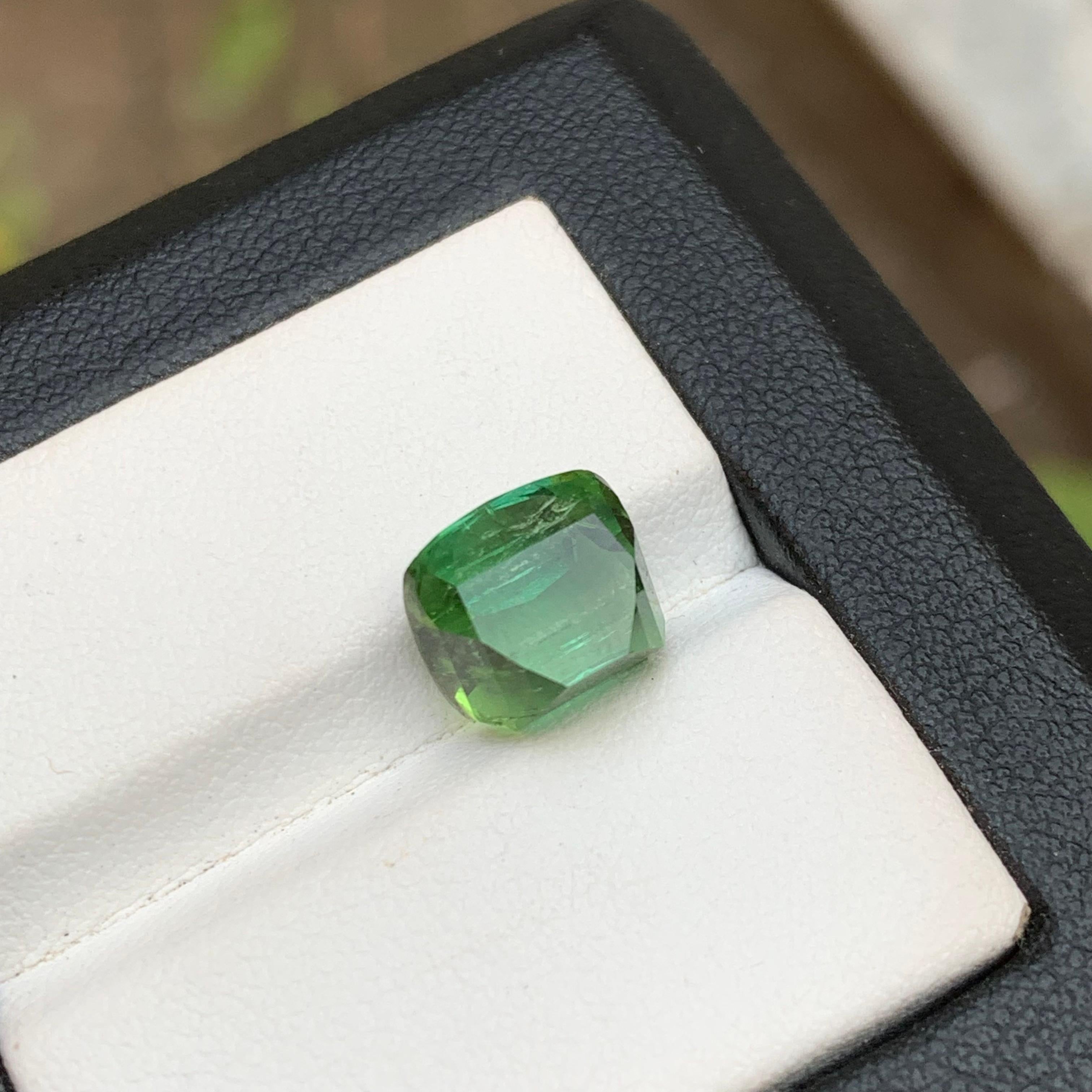Taglio cuscino Anello con tormalina naturale verde vibrante, gemma sfusa da 5,10 carati con taglio a cuscino - Jewelry 10 in vendita