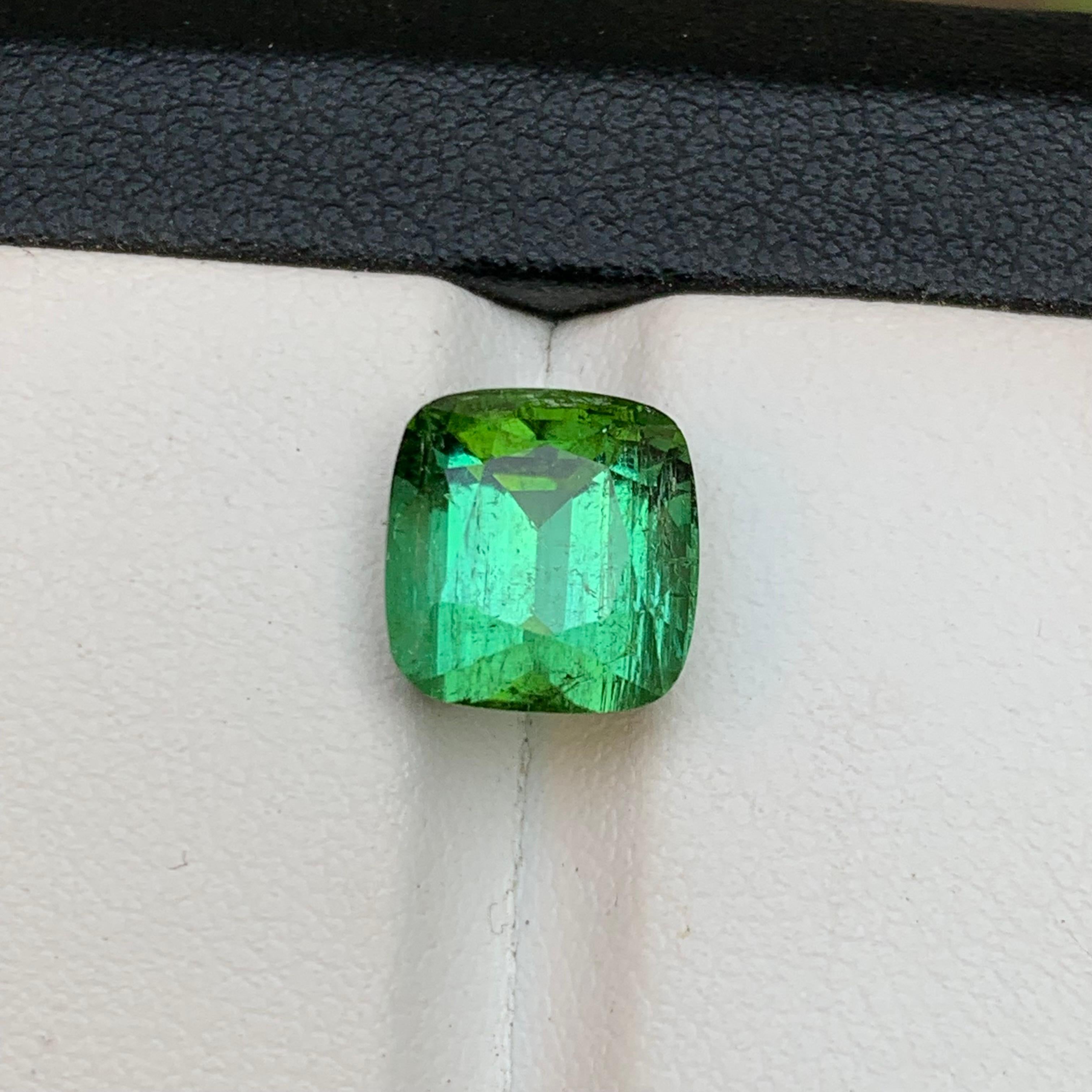 Anello con tormalina naturale verde vibrante, gemma sfusa da 5,10 carati con taglio a cuscino - Jewelry 10 in vendita 2