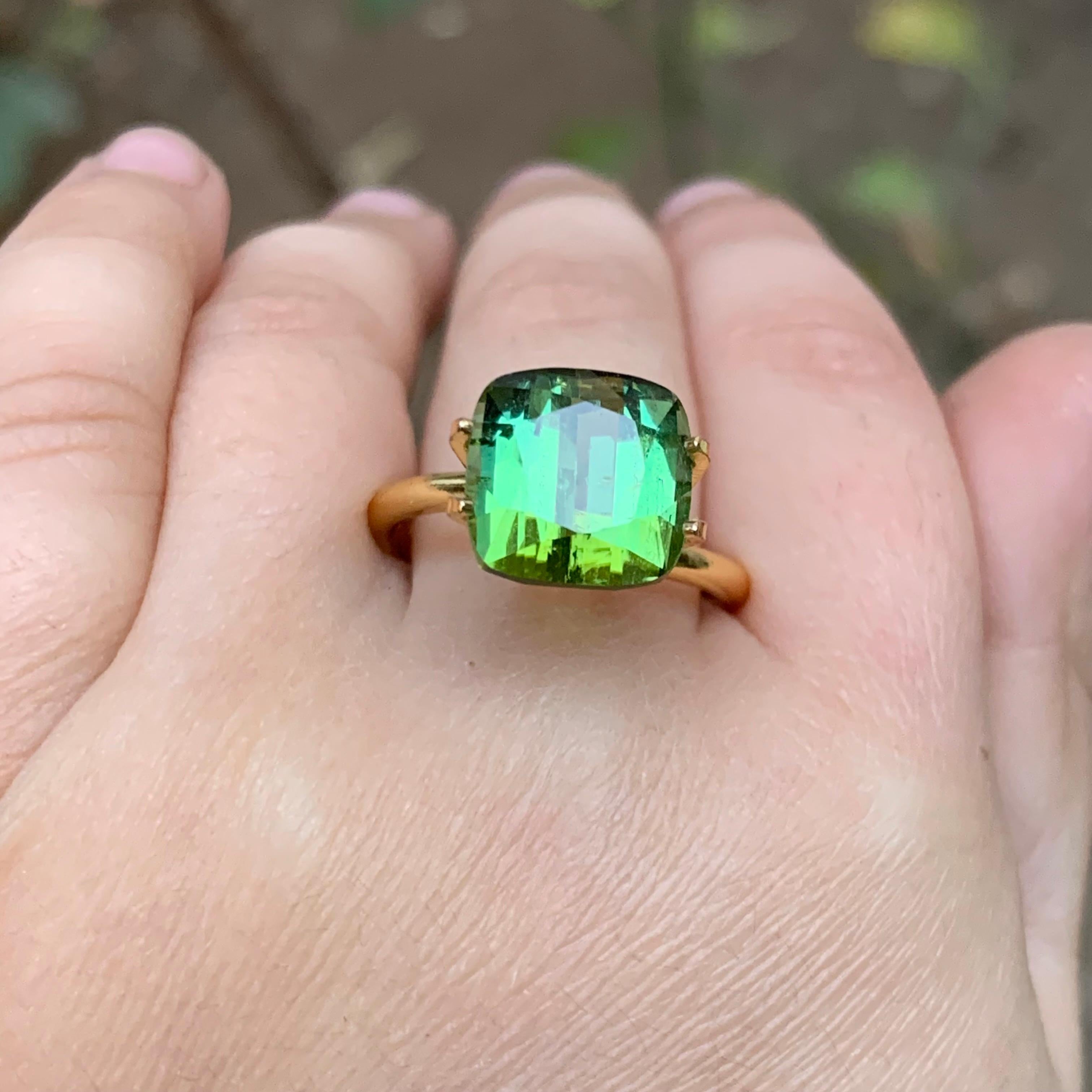 Ciondolo ad anello con tormalina naturale verde vibrante, gemma sciolta da 4,70 carati con taglio a cuscino in vendita 5