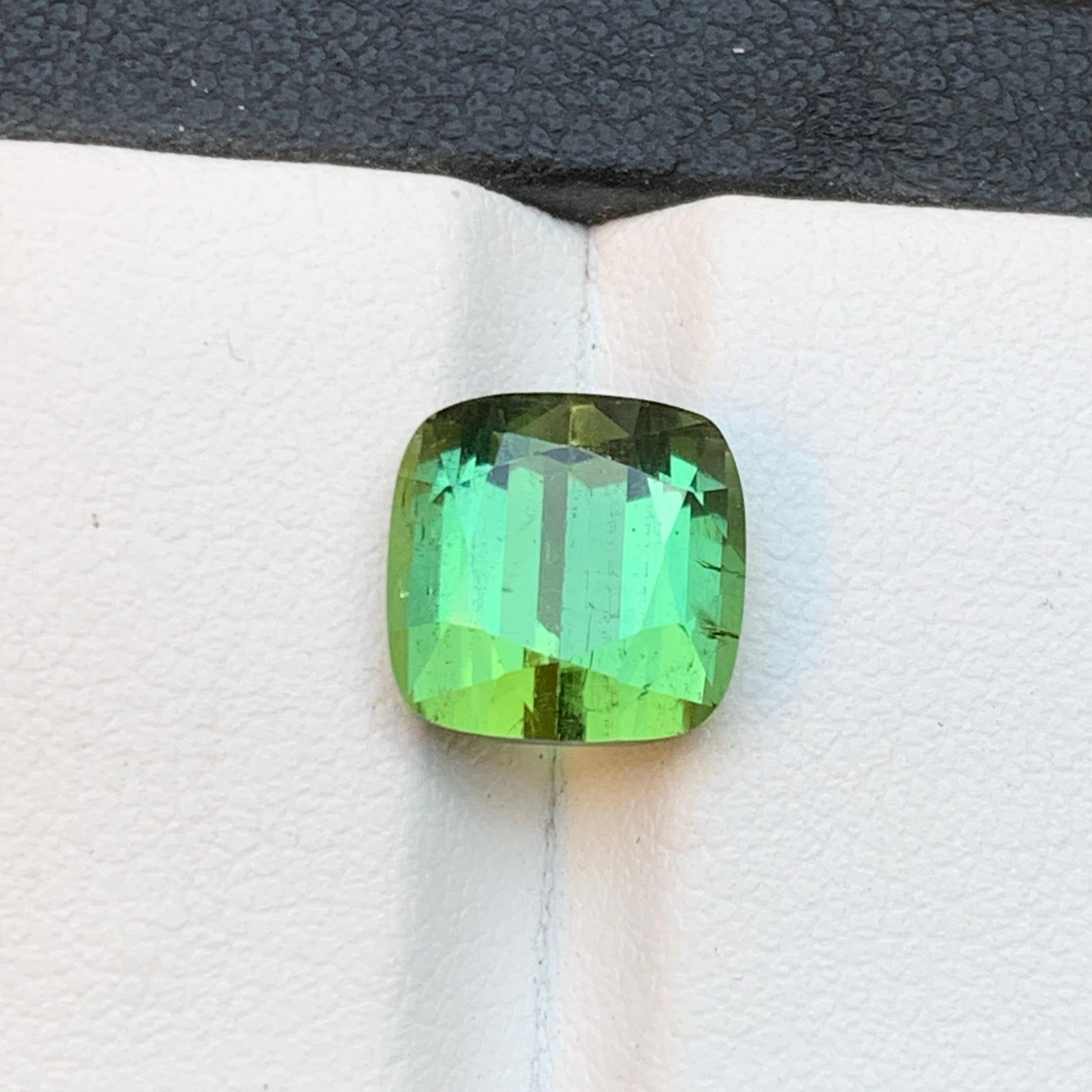 Ciondolo ad anello con tormalina naturale verde vibrante, gemma sciolta da 4,70 carati con taglio a cuscino in vendita 6